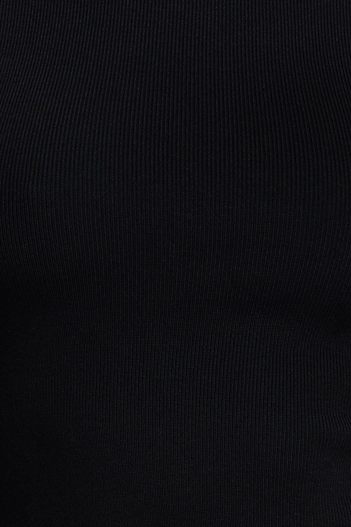 Pull à col roulé et poignets boutonnés