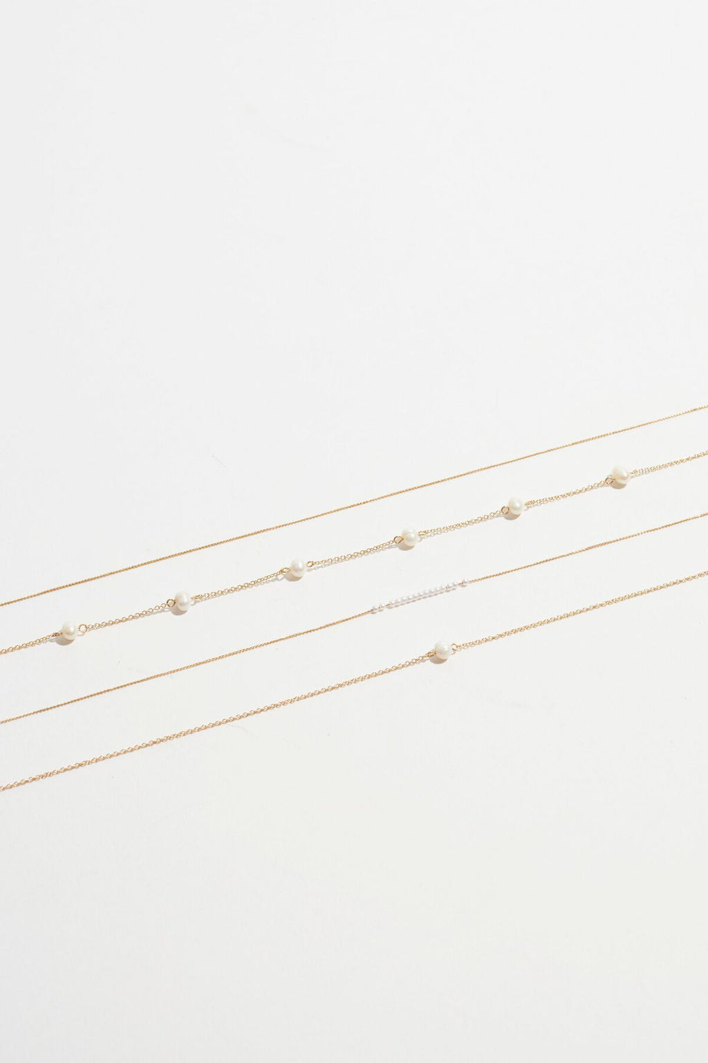 Collier de perles délicates superposées