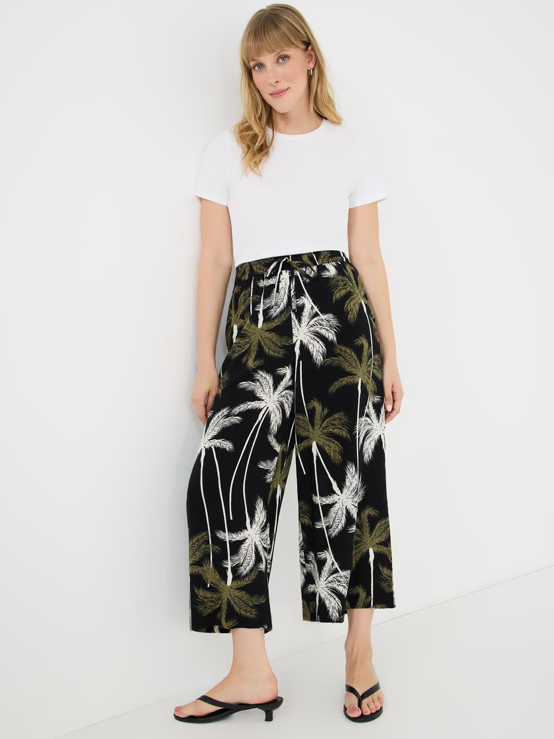 Pantalon gaucho à jambes larges et imprimé tropical
