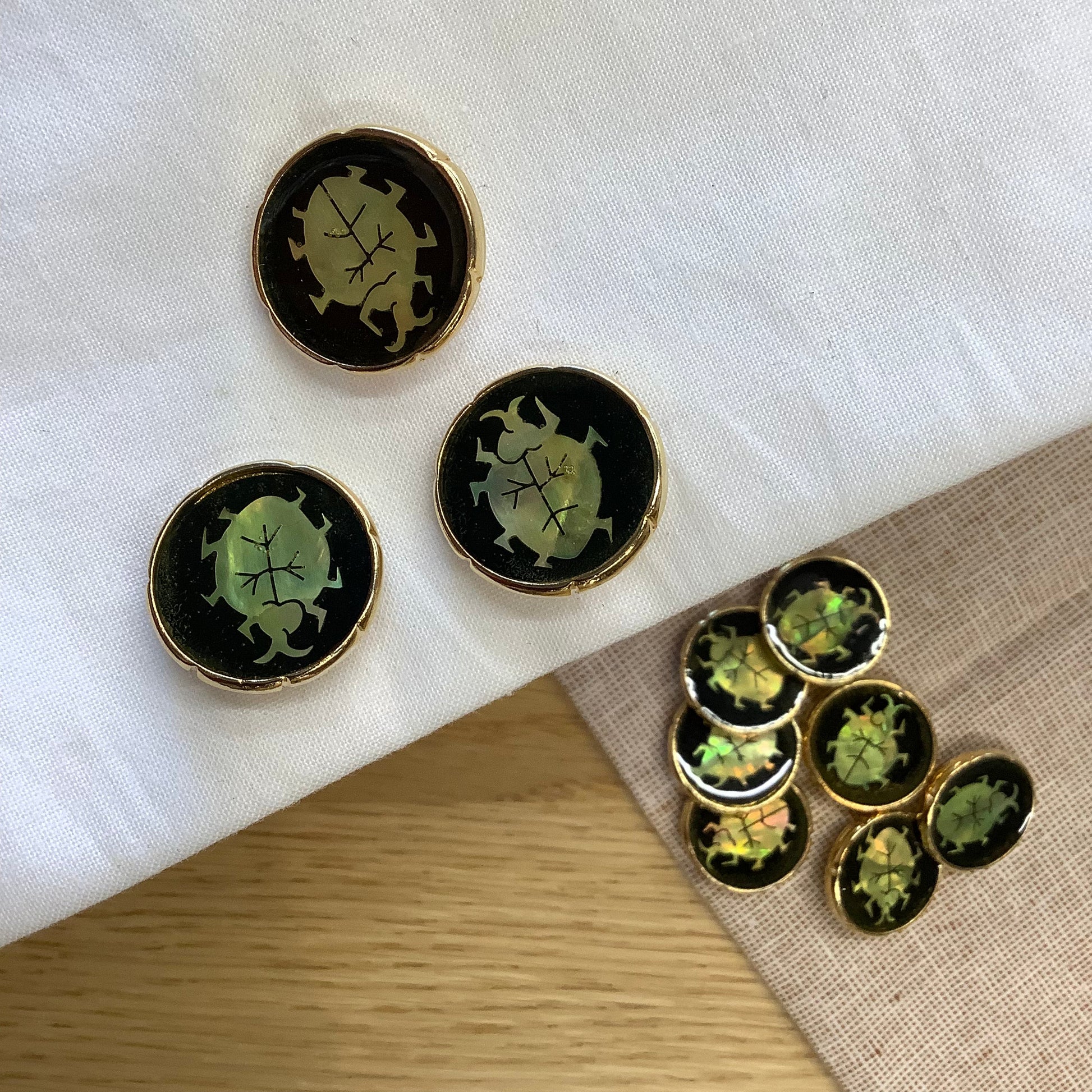 Elan ; Bouton à tige, noir et or, 23 mm