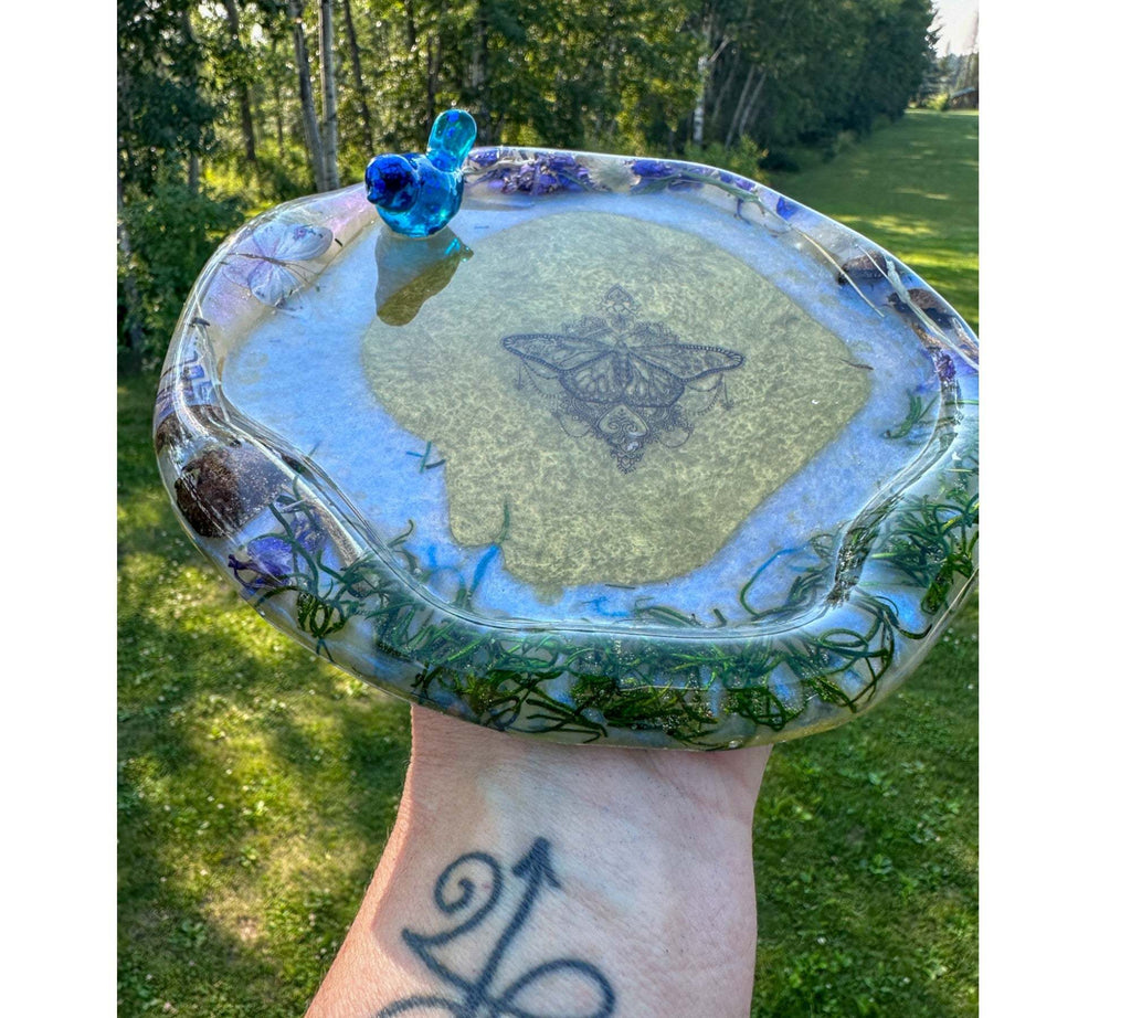 Whimsical Botanicals - Plateau à bibelots en résine fait main avec oiseau bleu