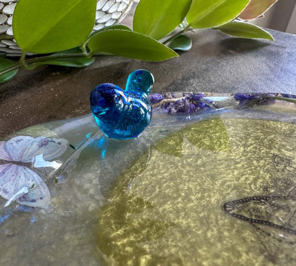 Whimsical Botanicals - Plateau à bibelots en résine fait main avec oiseau bleu