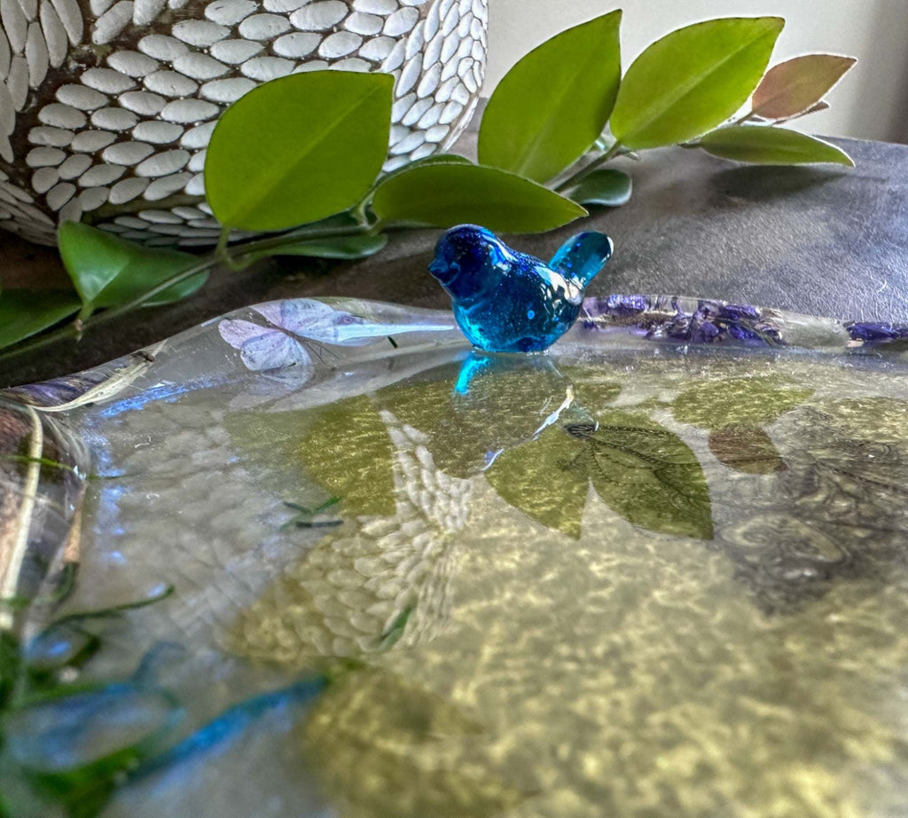 Whimsical Botanicals - Plateau à bibelots en résine fait main avec oiseau bleu