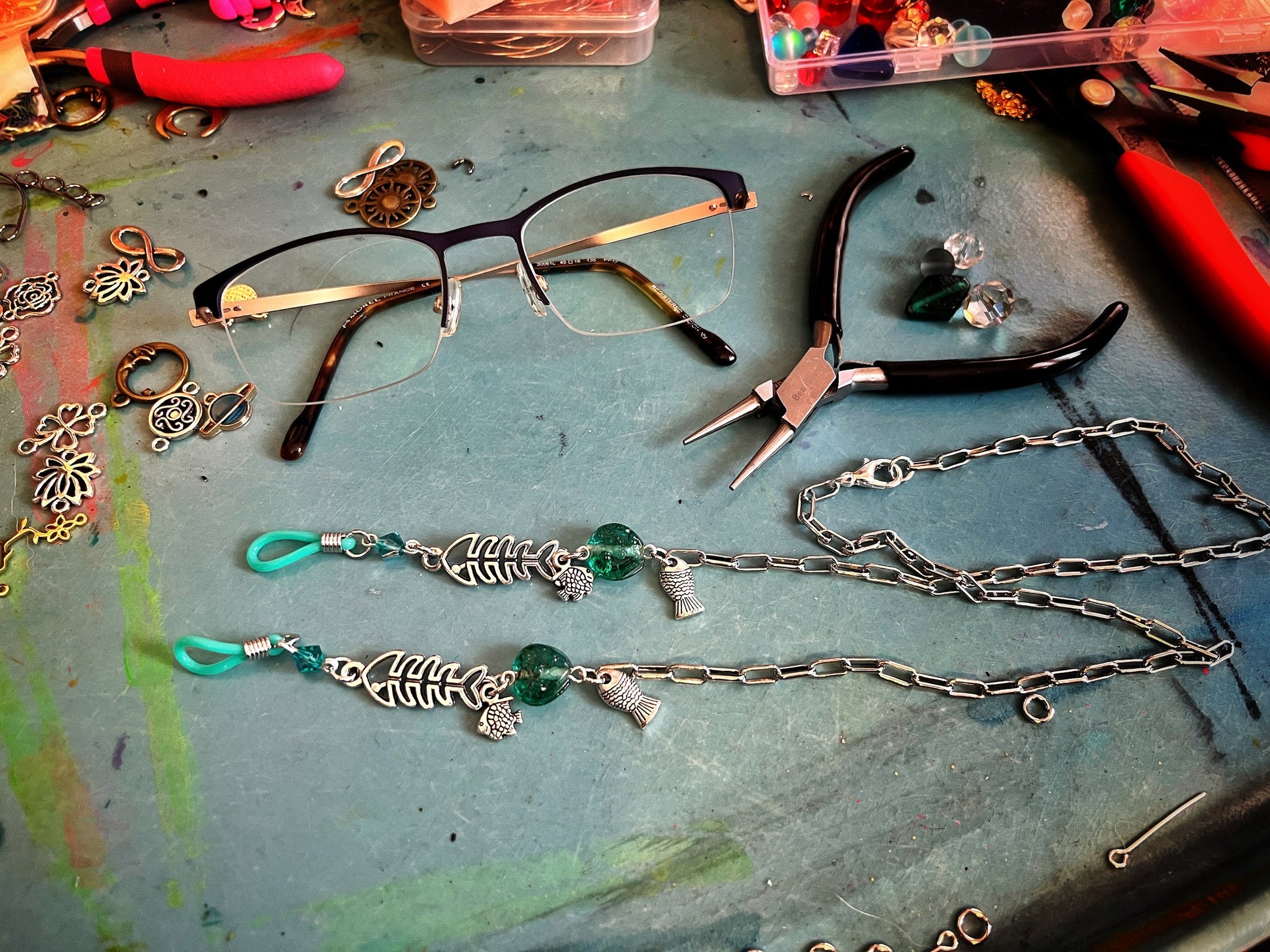 Chaînes de lunettes, cordons de lunettes, motif poisson turquoise dans la mer