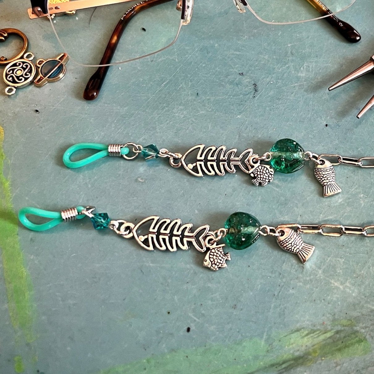 Chaînes de lunettes, cordons de lunettes, motif poisson turquoise dans la mer