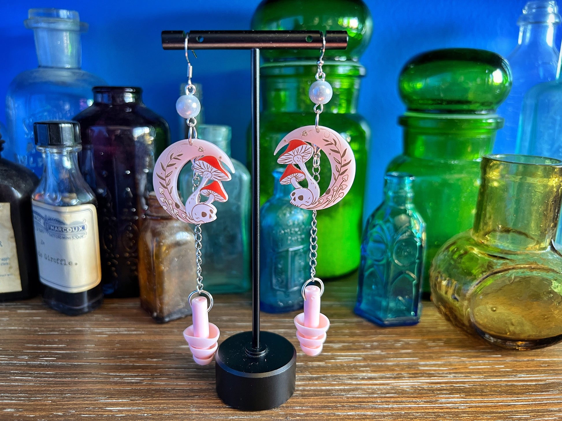 Boucles d'oreilles en forme de tête de mort et de champignon en forme de croissant de lune – Ambiance enchantée avec protection quotidienne 