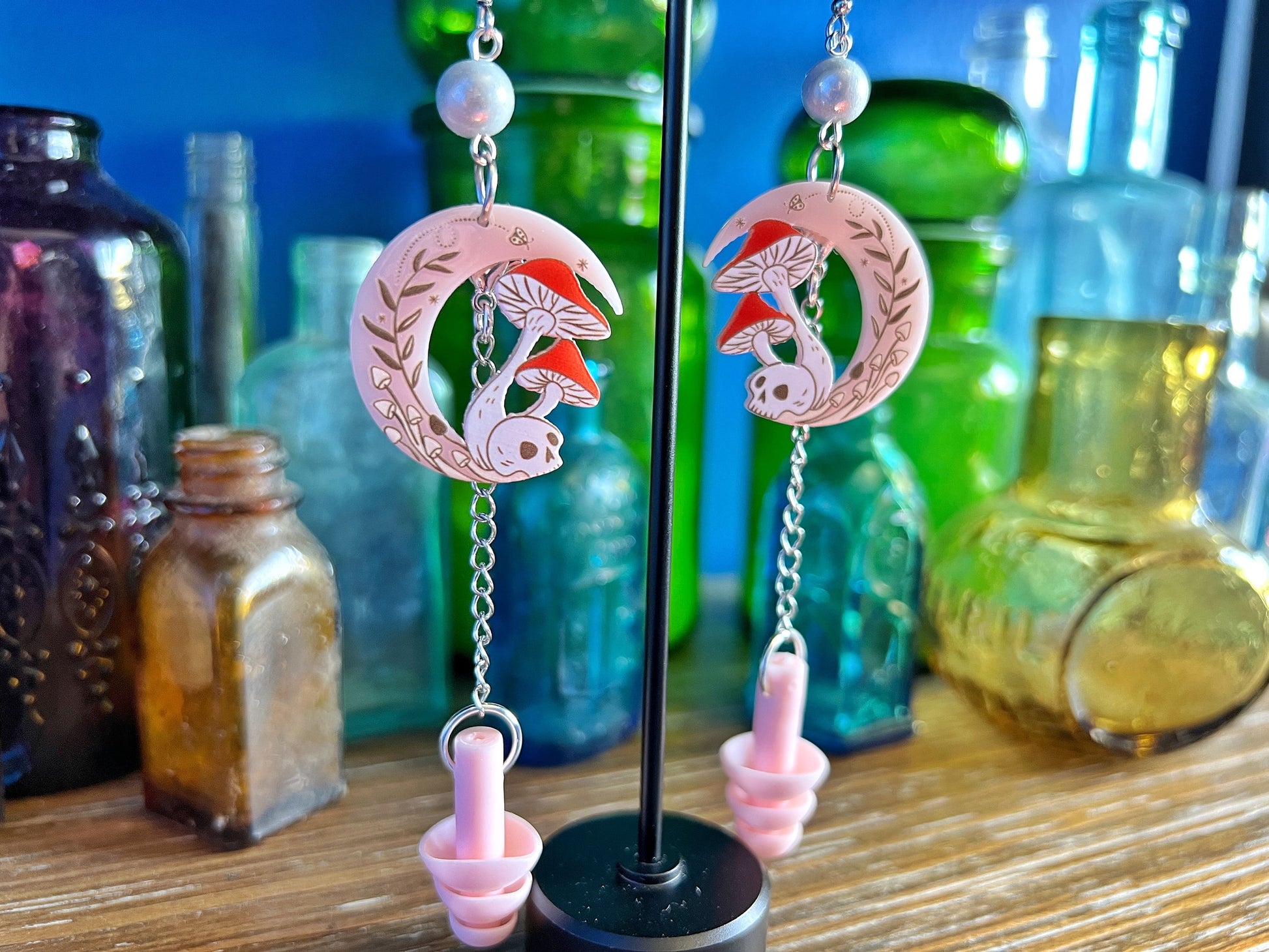 Boucles d'oreilles en forme de tête de mort et de champignon en forme de croissant de lune – Ambiance enchantée avec protection quotidienne 