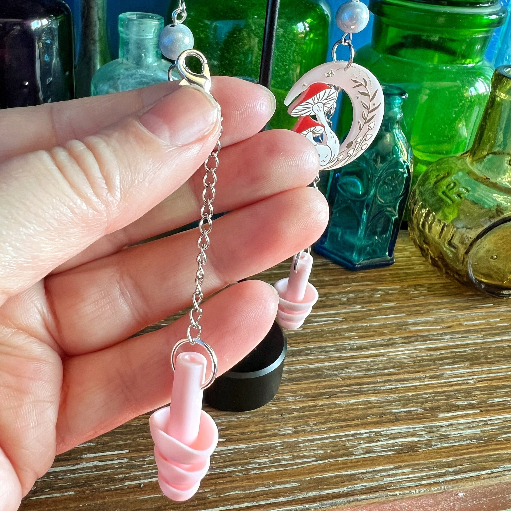 Boucles d'oreilles en forme de tête de mort et de champignon en forme de croissant de lune – Ambiance enchantée avec protection quotidienne 