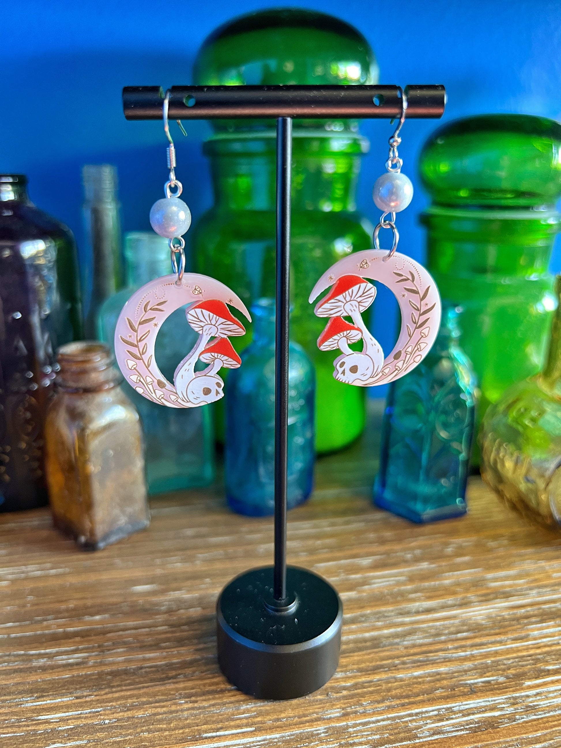 Boucles d'oreilles en forme de tête de mort et de champignon en forme de croissant de lune – Ambiance enchantée avec protection quotidienne 