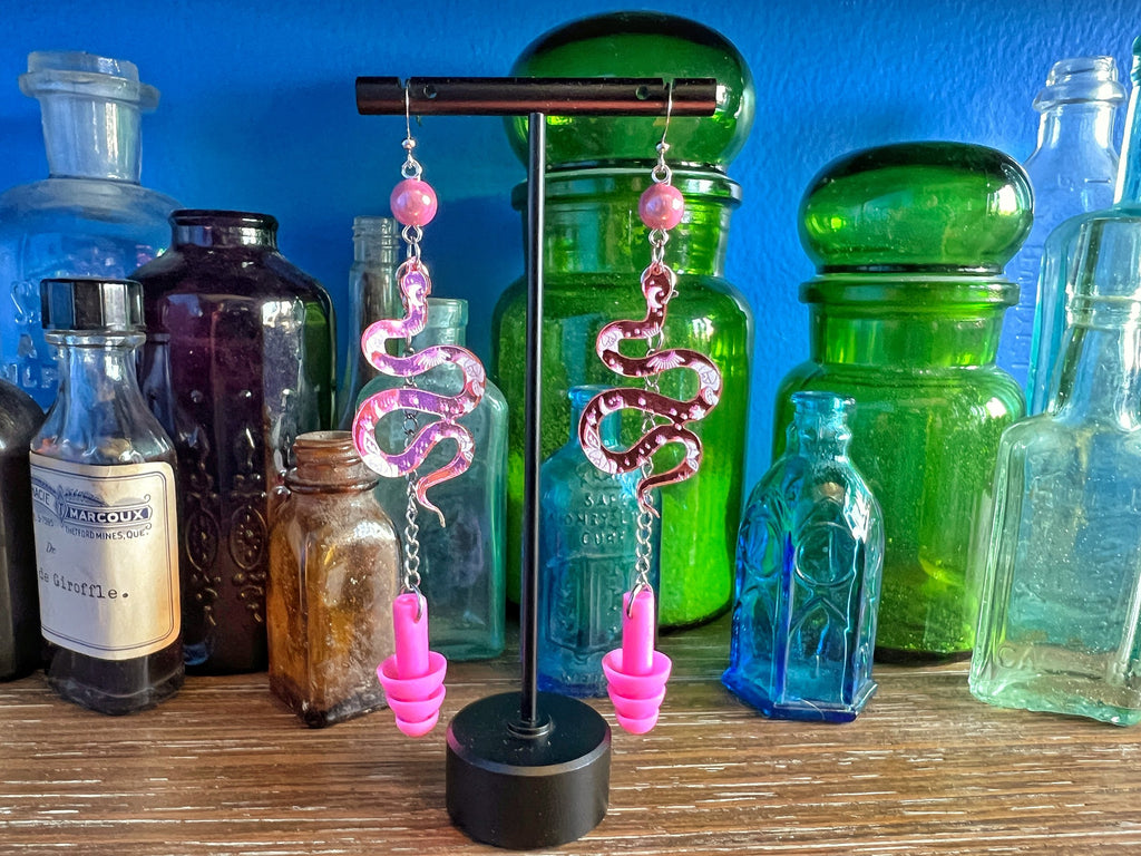Boucles d'oreilles serpent céleste rose – Protection enchanteresse avec une touche réfléchissante 