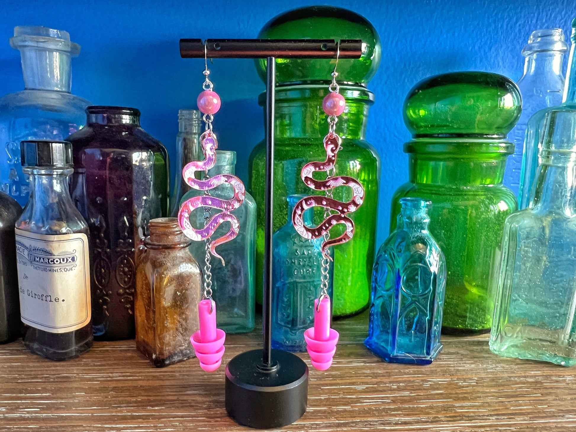Boucles d'oreilles serpent céleste rose – Protection enchanteresse avec une touche réfléchissante 