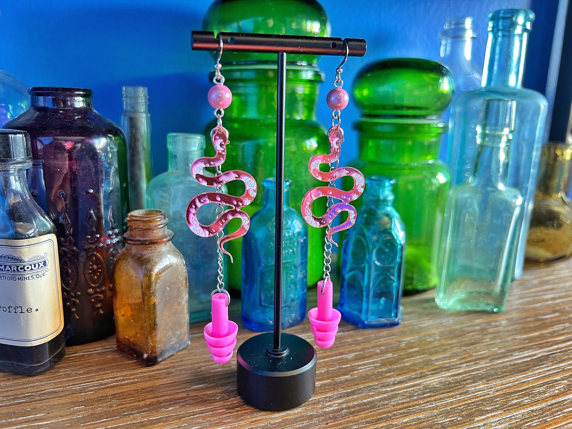 Boucles d'oreilles serpent céleste rose – Protection enchanteresse avec une touche réfléchissante 