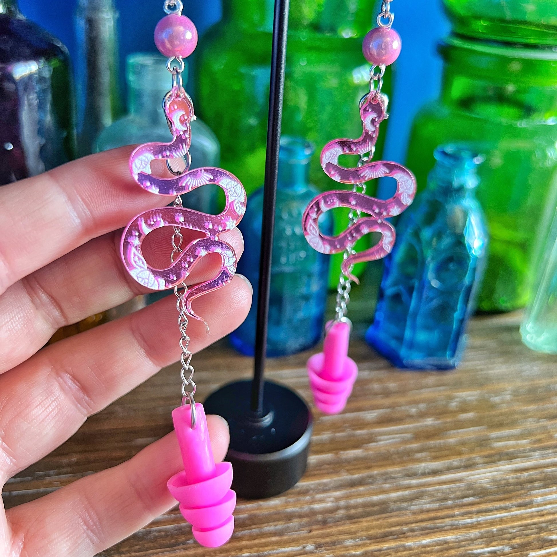 Boucles d'oreilles serpent céleste rose – Protection enchanteresse avec une touche réfléchissante 