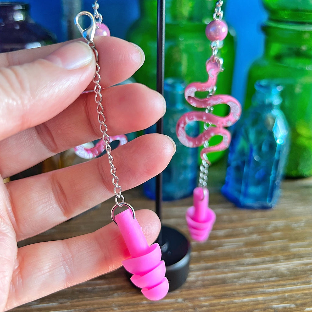 Boucles d'oreilles serpent céleste rose – Protection enchanteresse avec une touche réfléchissante 