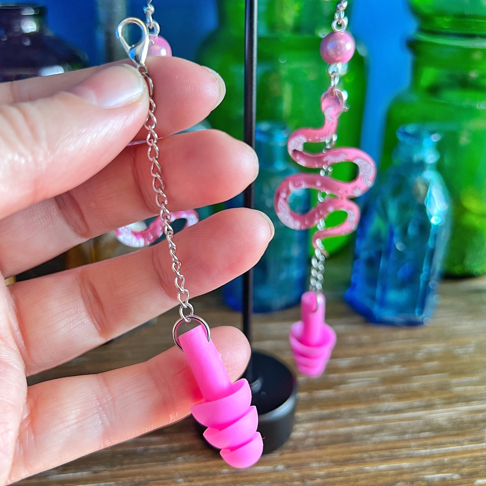 Boucles d'oreilles serpent céleste rose – Protection enchanteresse avec une touche réfléchissante 