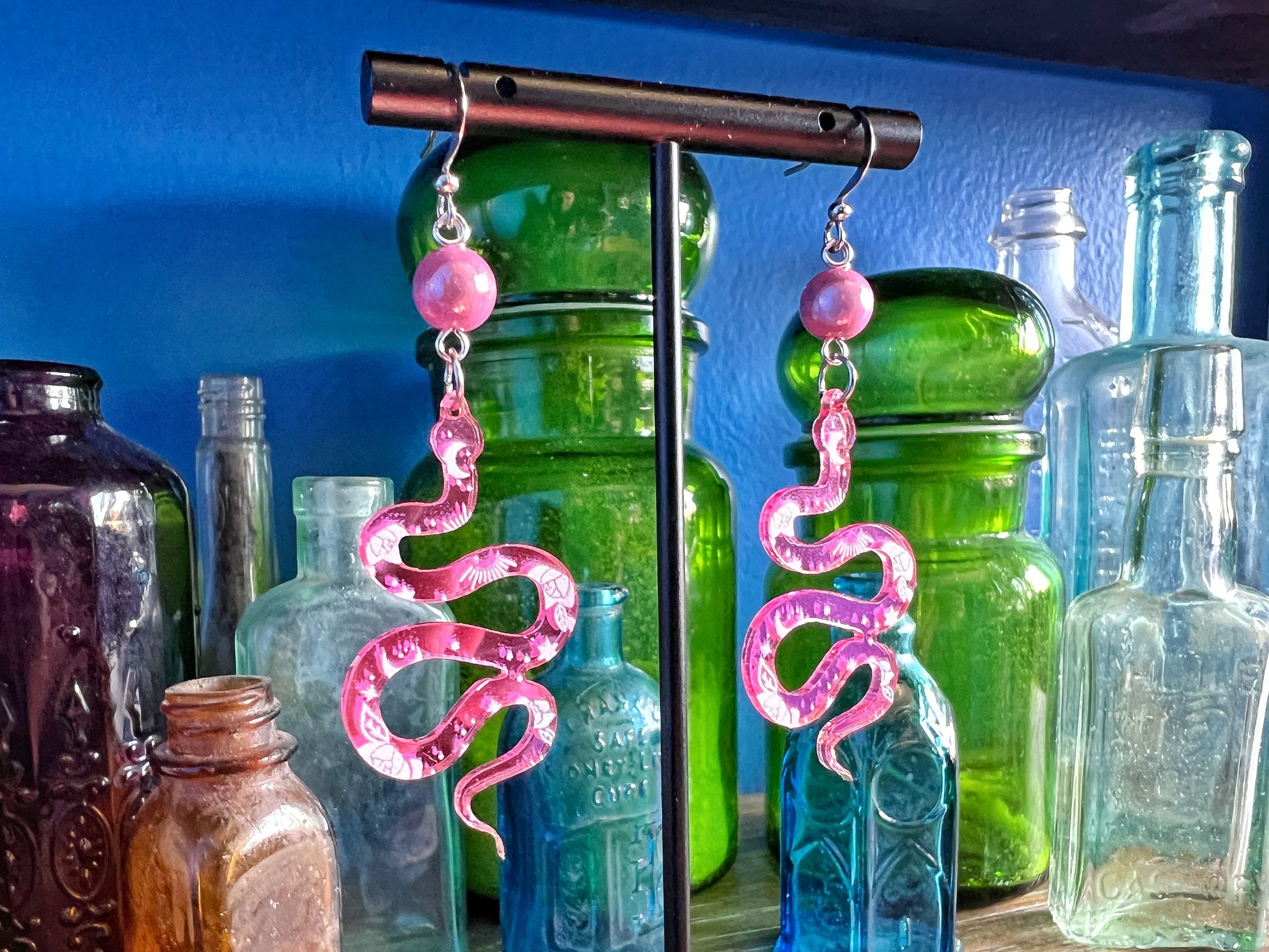 Boucles d'oreilles serpent céleste rose – Protection enchanteresse avec une touche réfléchissante 