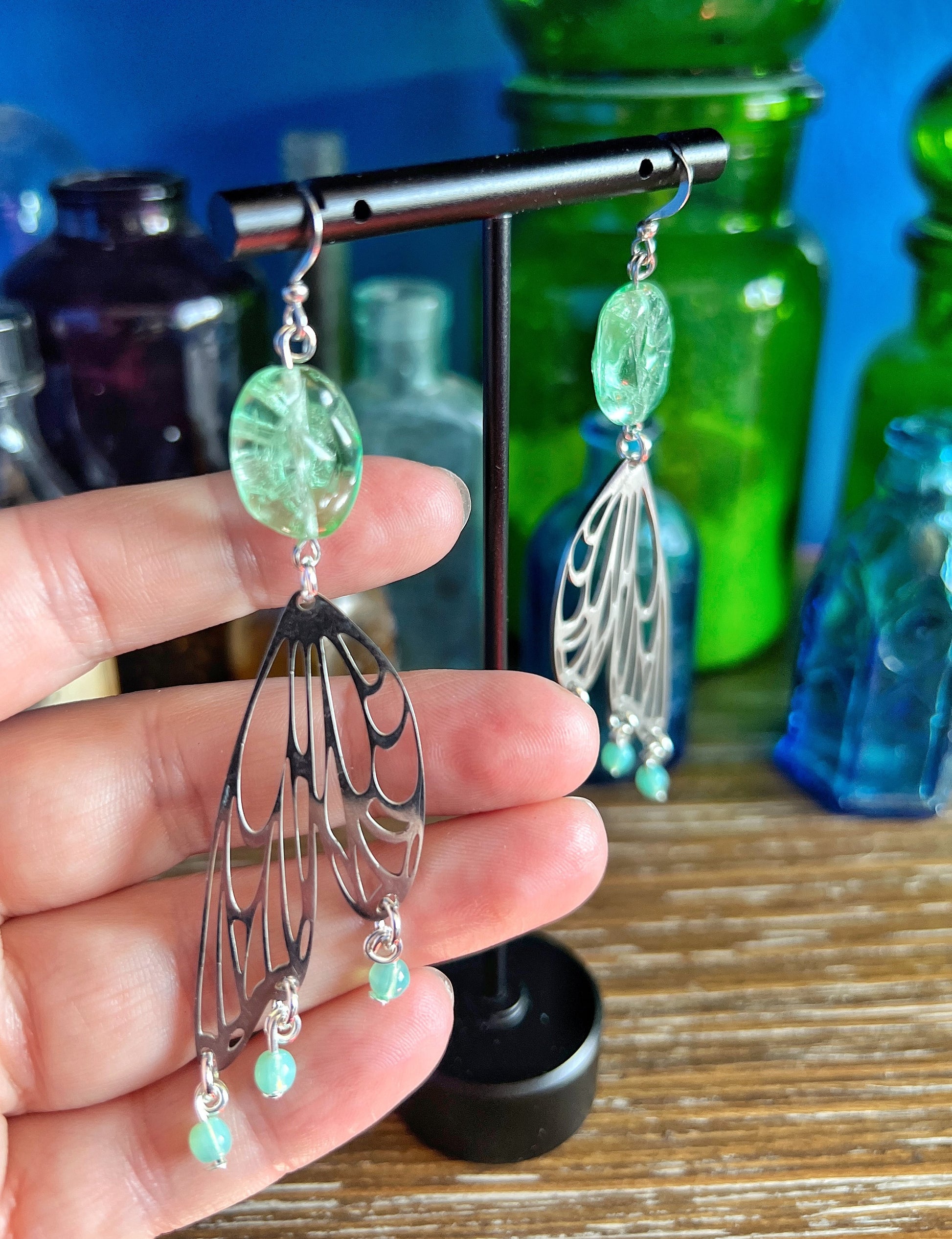 Boucles d'oreilles ailes de papillon et verre d'uranium vert tendre – Éclat audacieux inspiré de la nature 