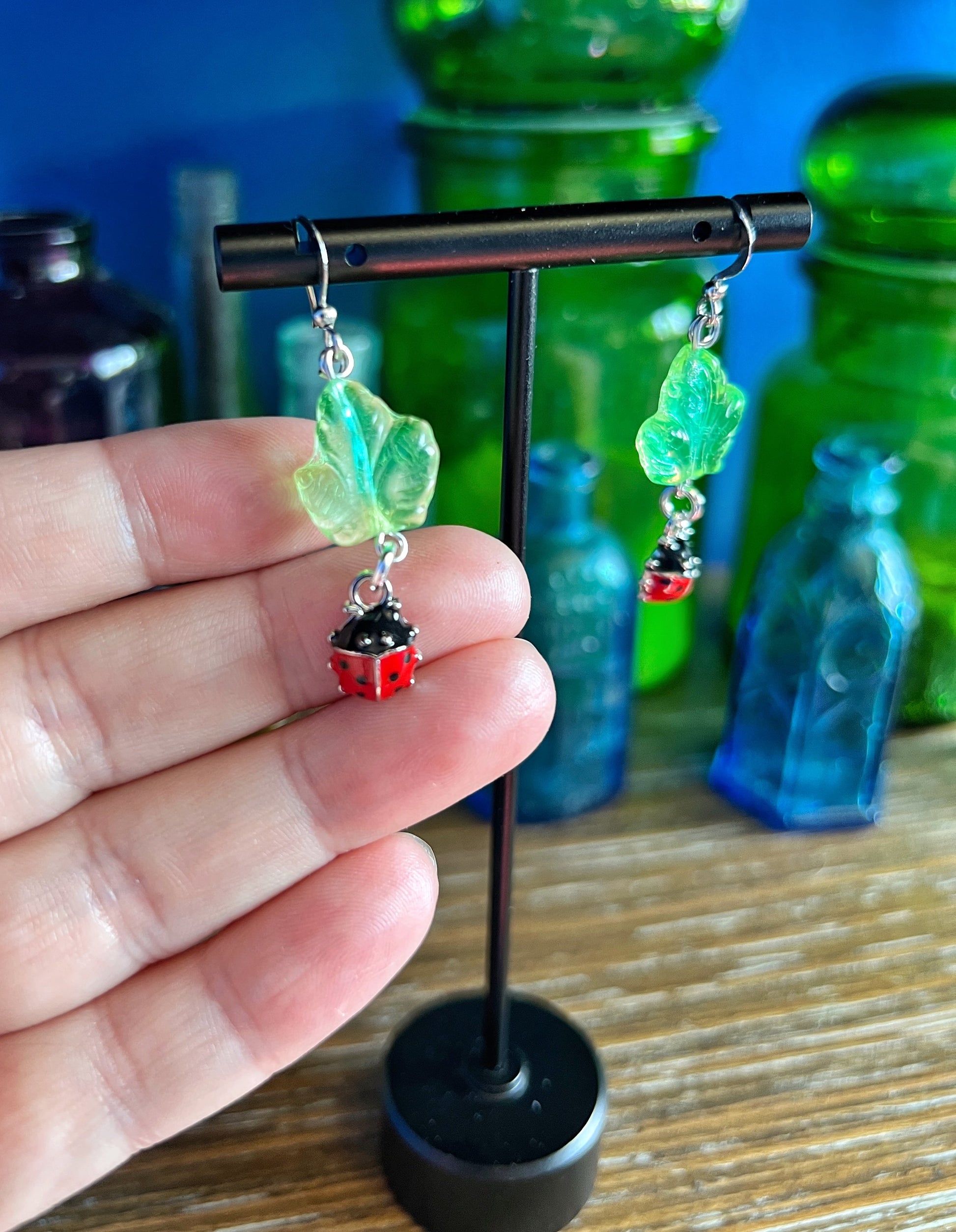 Boucles d'oreilles feuille et coccinelle en verre d'uranium vert – Éclat inspiré de la nature 