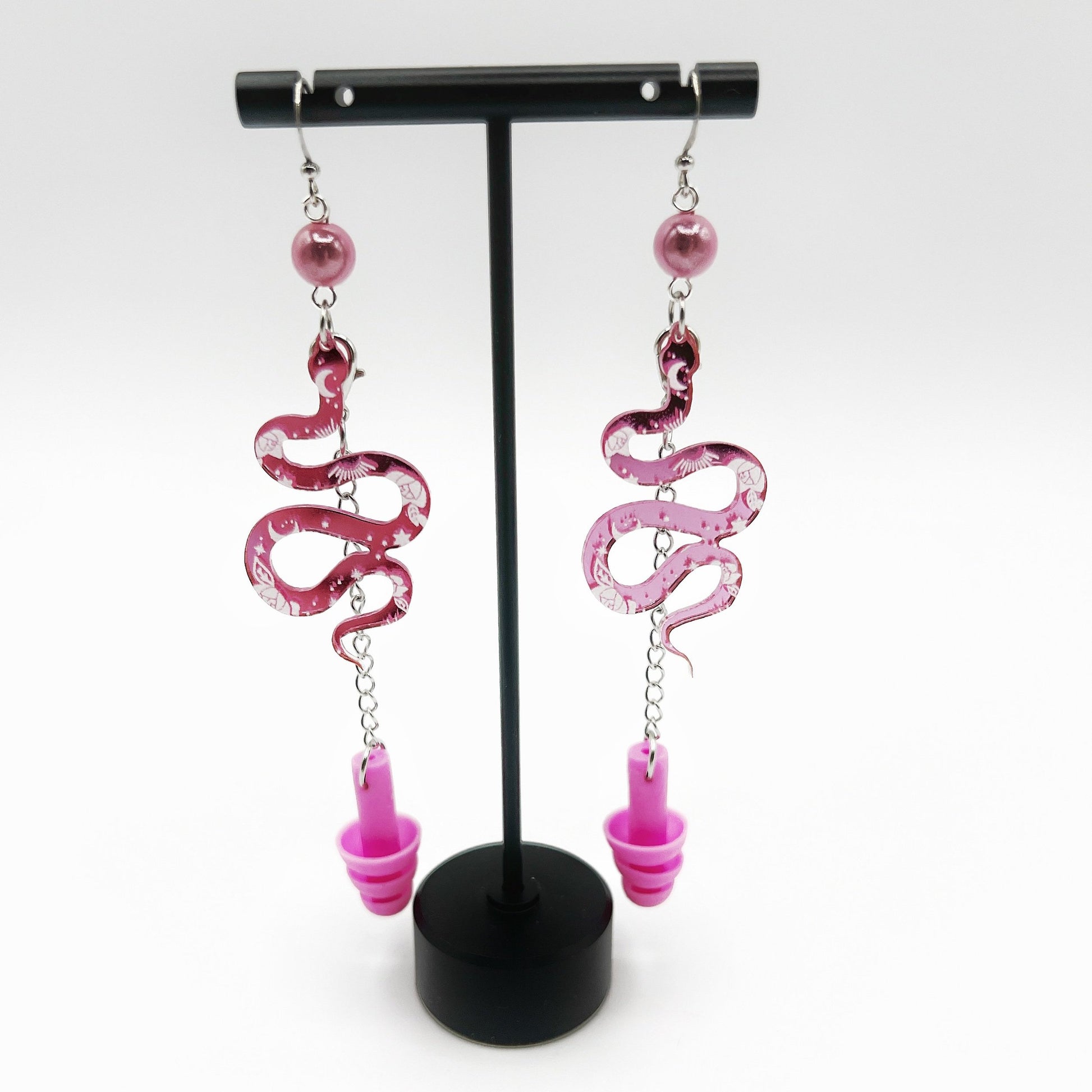 Boucles d'oreilles serpent céleste rose – Protection enchanteresse avec une touche réfléchissante 