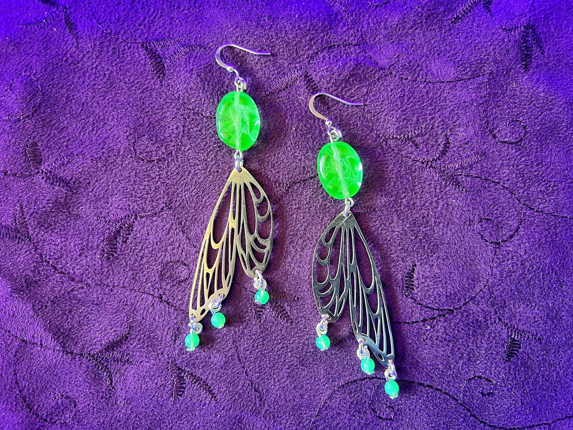 Boucles d'oreilles ailes de papillon et verre d'uranium vert tendre – Éclat audacieux inspiré de la nature 