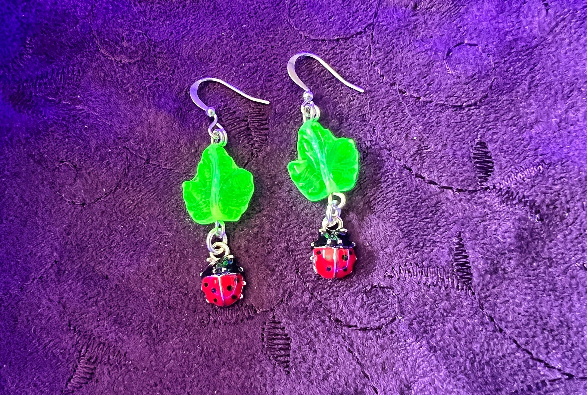 Boucles d'oreilles feuille et coccinelle en verre d'uranium vert – Éclat inspiré de la nature 