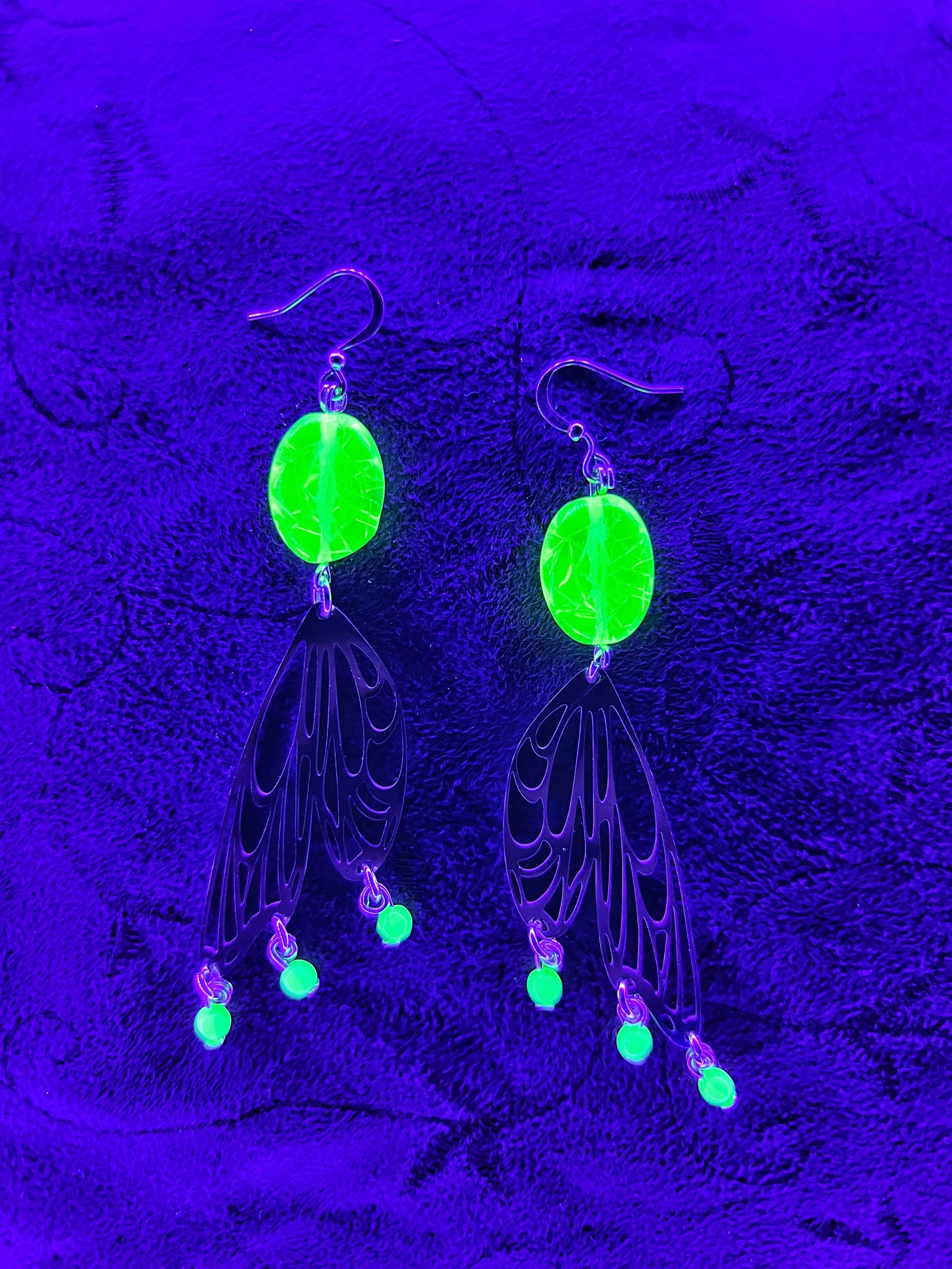 Boucles d'oreilles ailes de papillon et verre d'uranium vert tendre – Éclat audacieux inspiré de la nature 