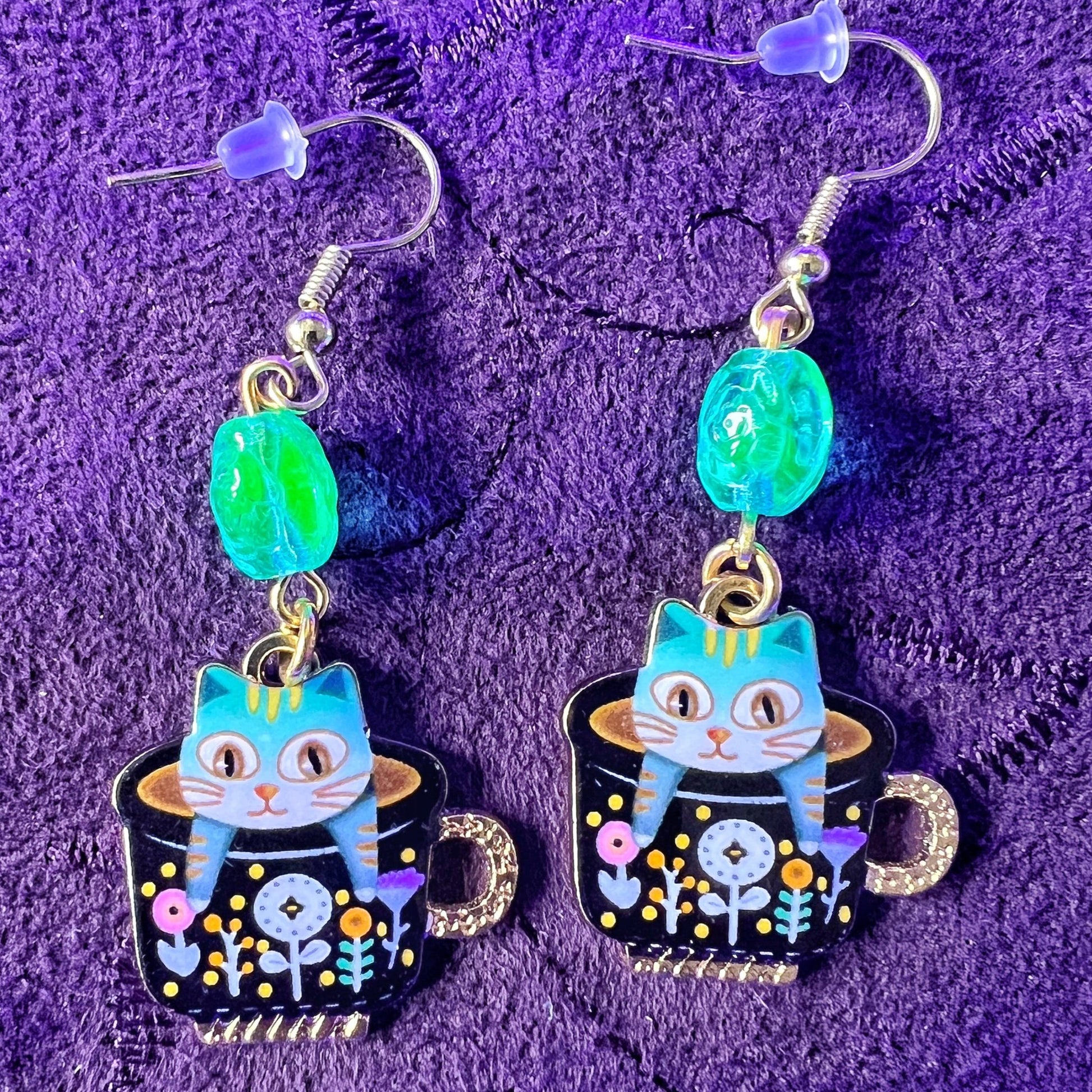 Boucles d'oreilles en verre d'uranium Teacup Kitten – Une douceur douillette avec une touche lumineuse 