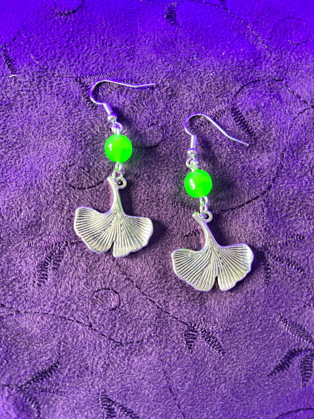 Boucles d'oreilles en verre uranium Ginkgo – Élégance éclatante avec une touche botanique