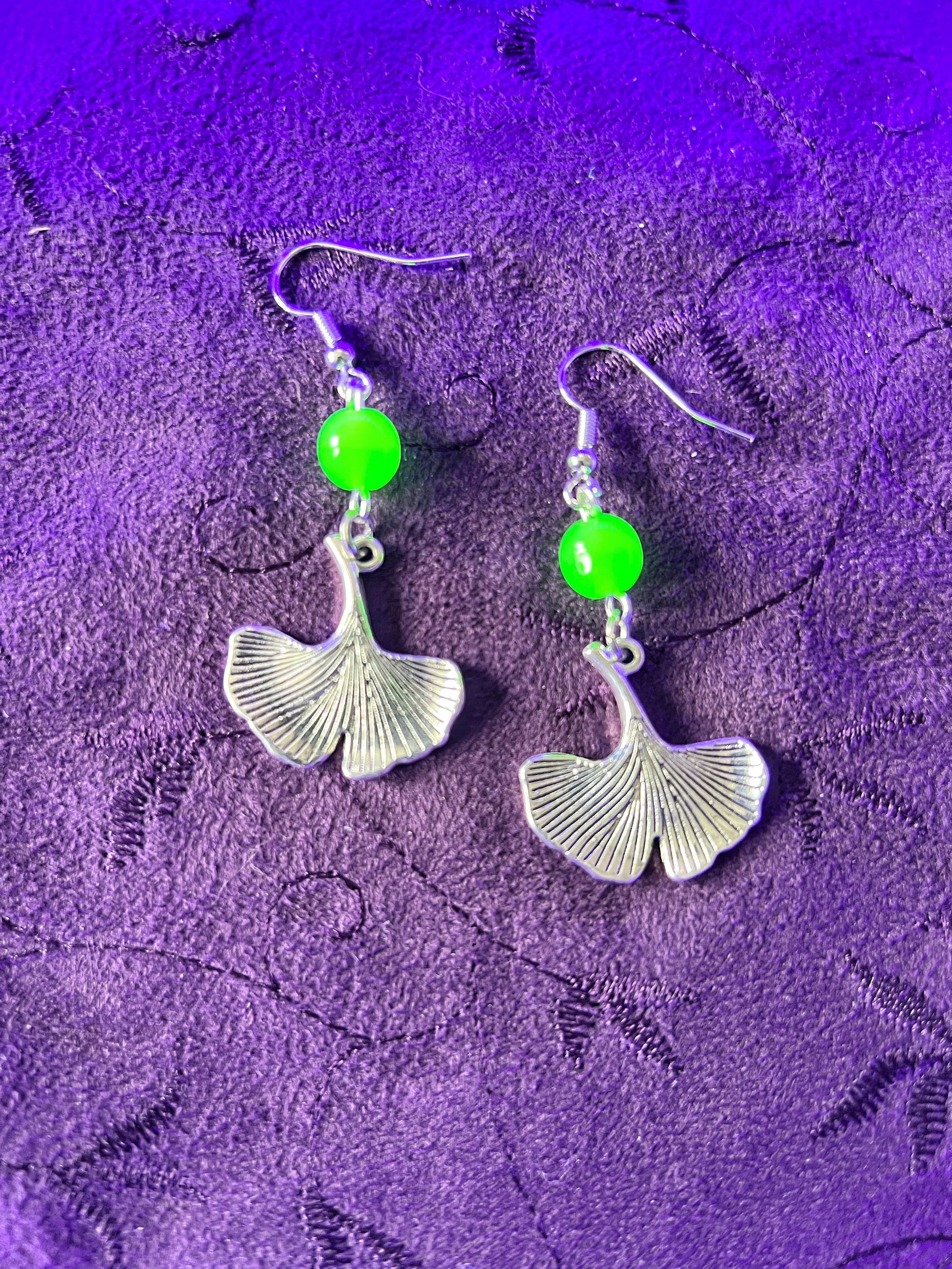Boucles d'oreilles en verre uranium Ginkgo – Élégance éclatante avec une touche botanique