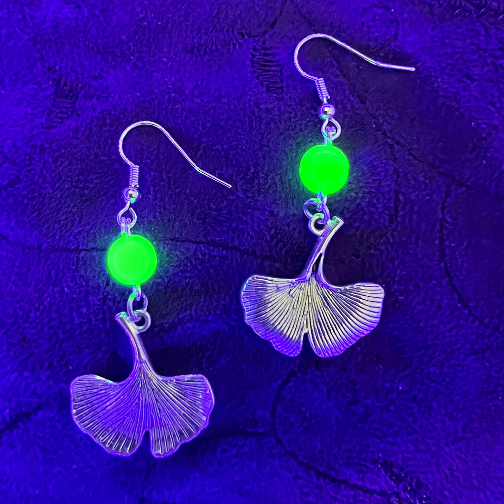 Boucles d'oreilles en verre uranium Ginkgo – Élégance éclatante avec une touche botanique