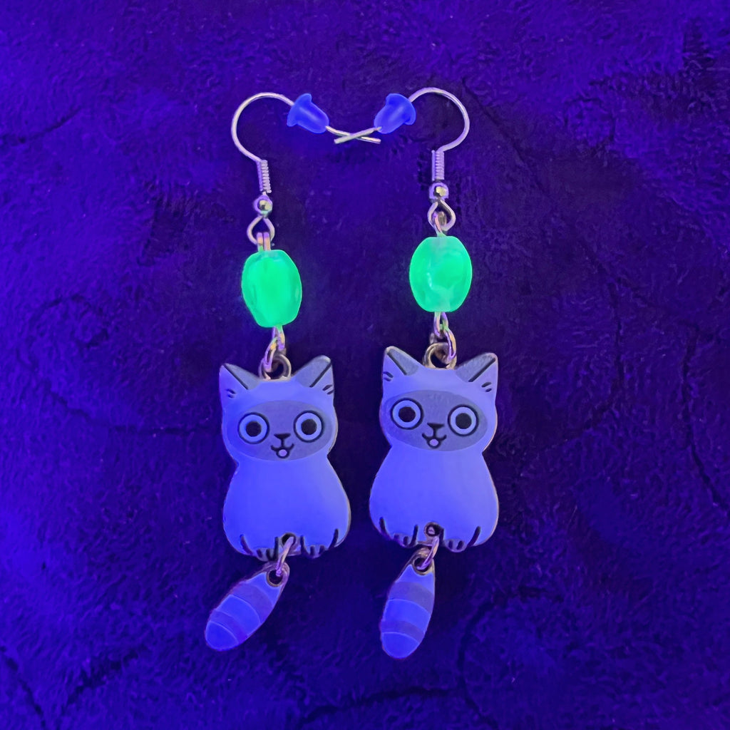 Boucles d'oreilles chat blanc et gris – Chatons espiègles avec queues pendantes et perles de verre d'uranium bleu sarcelle doux 