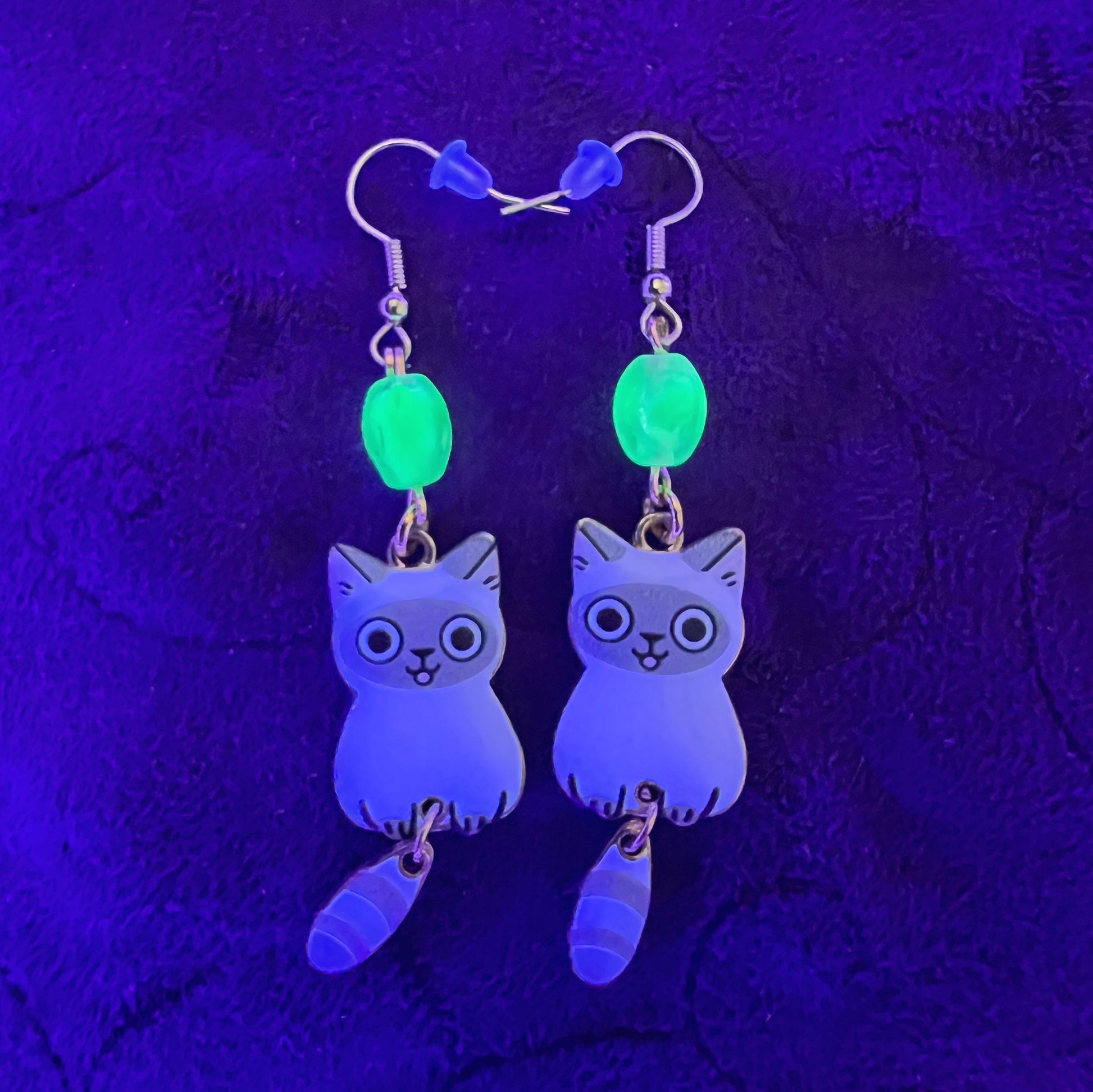 Boucles d'oreilles chat blanc et gris – Chatons espiègles avec queues pendantes et perles de verre d'uranium bleu sarcelle doux 