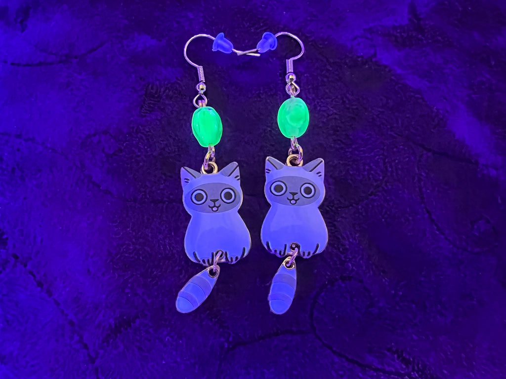 Boucles d'oreilles chat blanc et gris – Chatons espiègles avec queues pendantes et perles de verre d'uranium bleu sarcelle doux 