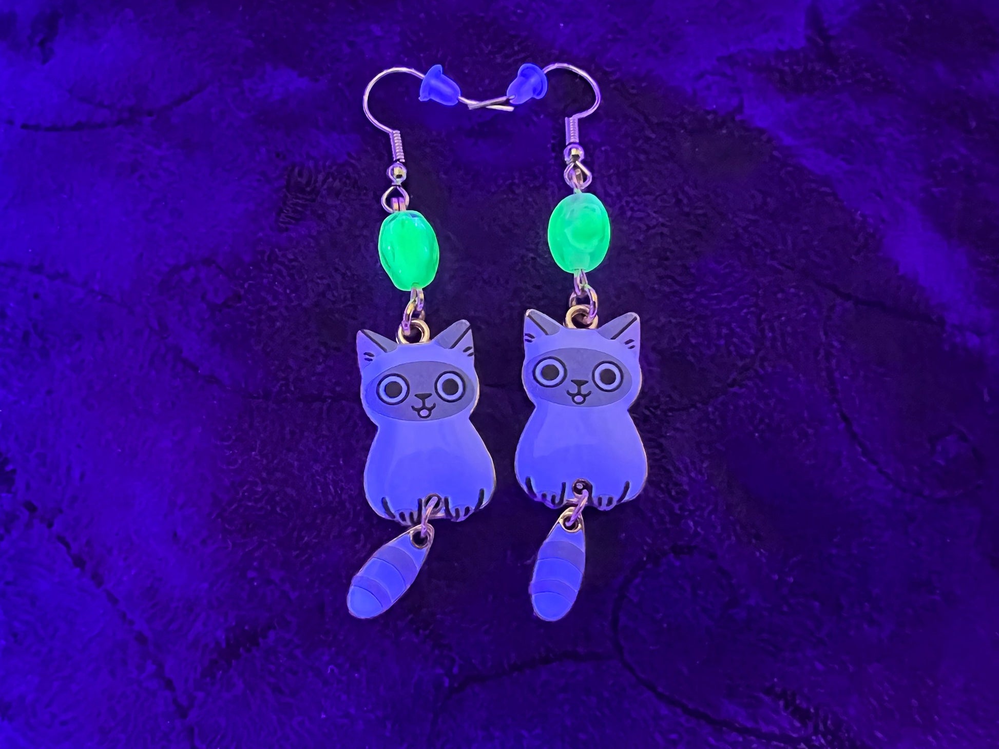 Boucles d'oreilles chat blanc et gris – Chatons espiègles avec queues pendantes et perles de verre d'uranium bleu sarcelle doux 