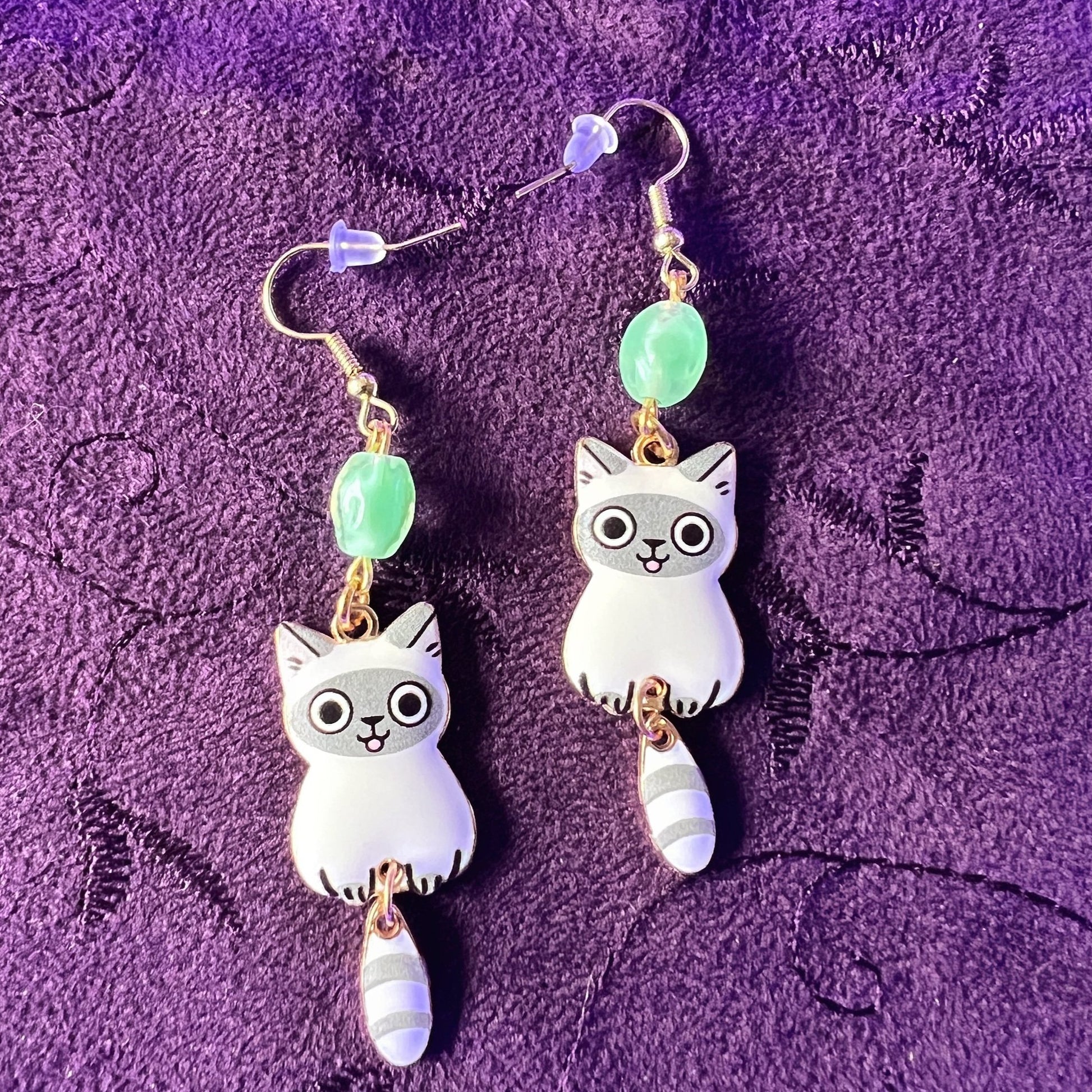 Boucles d'oreilles chat blanc et gris – Chatons espiègles avec queues pendantes et perles de verre d'uranium bleu sarcelle doux 