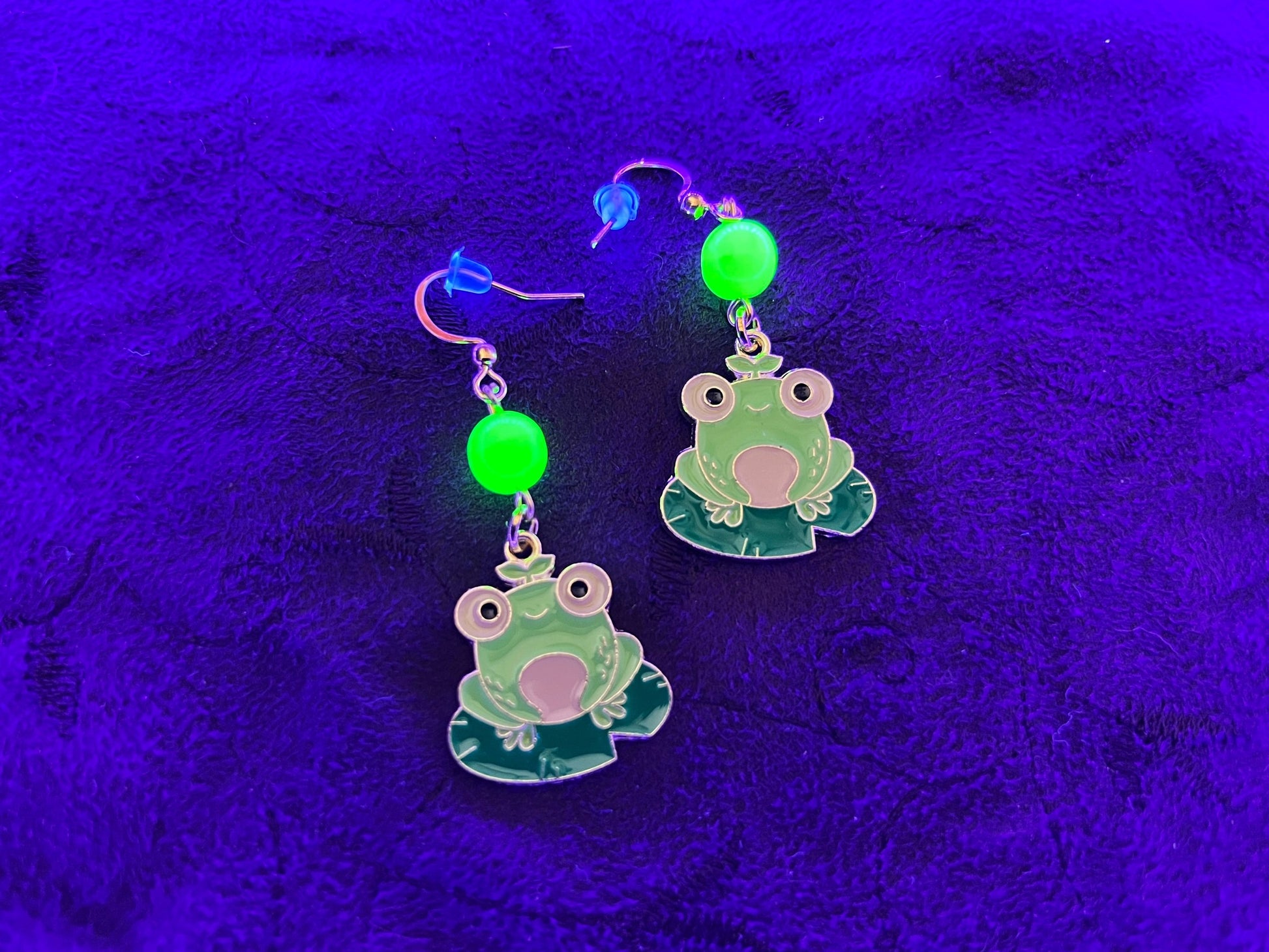 Boucles d'oreilles grenouille en verre d'uranium – Un charme amphibien et une fantaisie lumineuse 