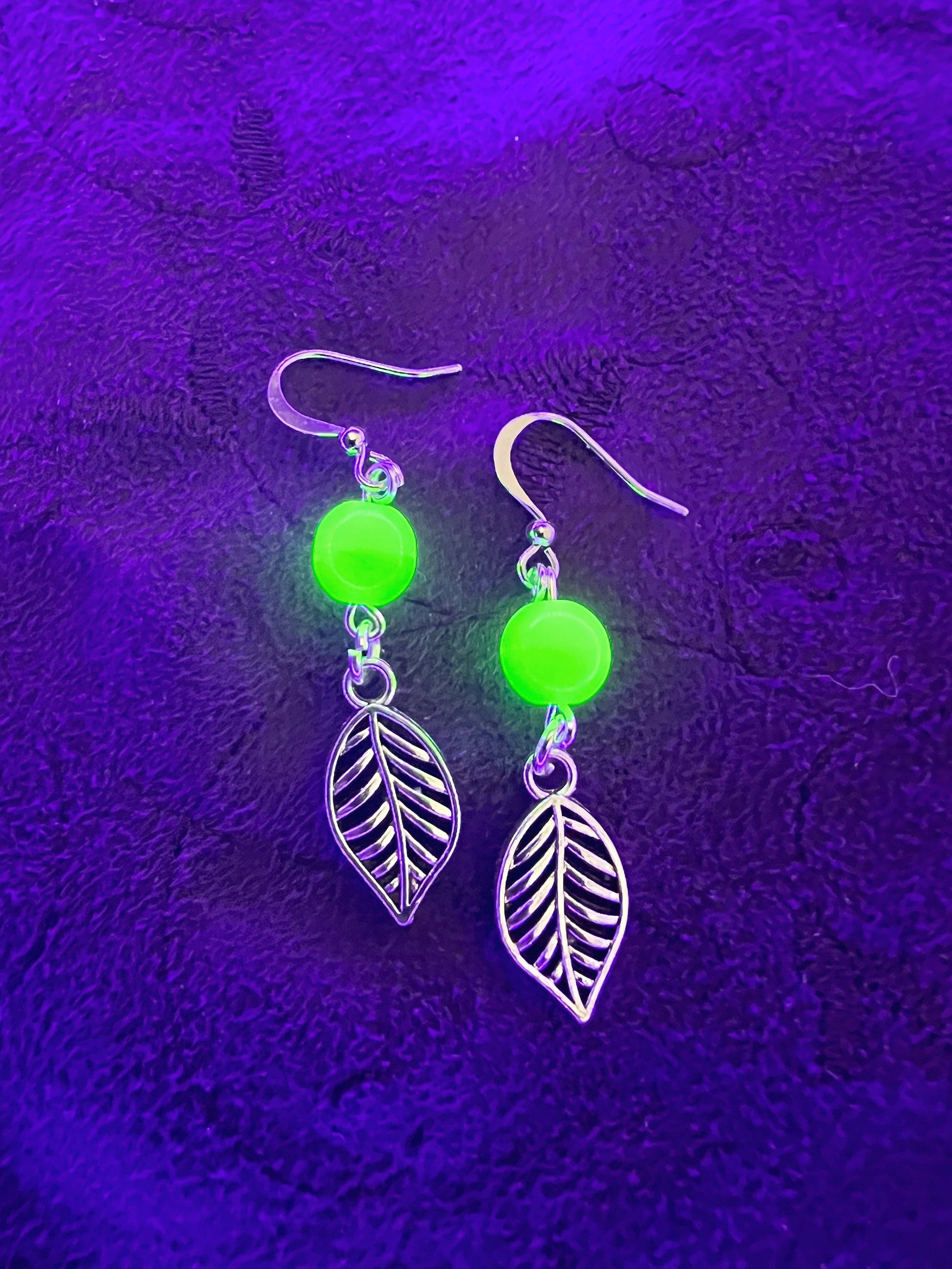 Boucles d'oreilles en verre d'uranium vert et feuilles – Éclat inspiré de la nature 