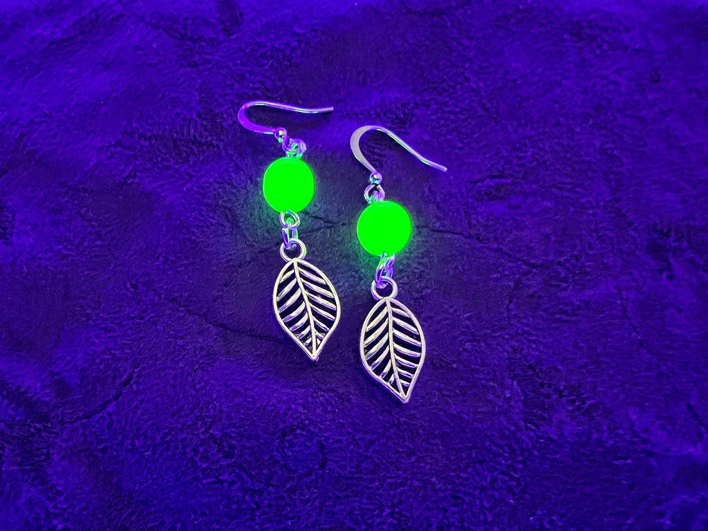Boucles d'oreilles en verre d'uranium vert et feuilles – Éclat inspiré de la nature 