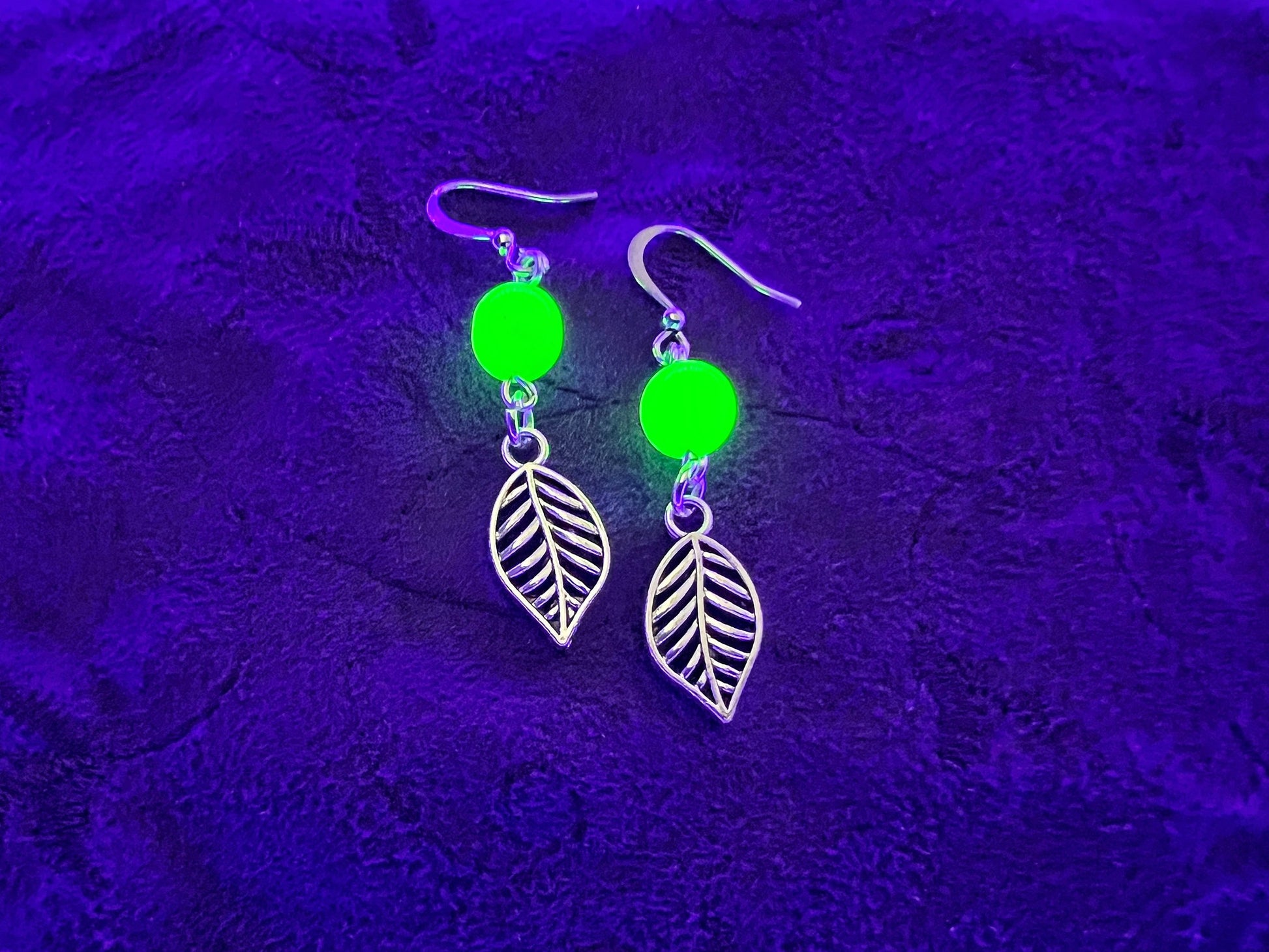 Boucles d'oreilles en verre d'uranium vert et feuilles – Éclat inspiré de la nature 