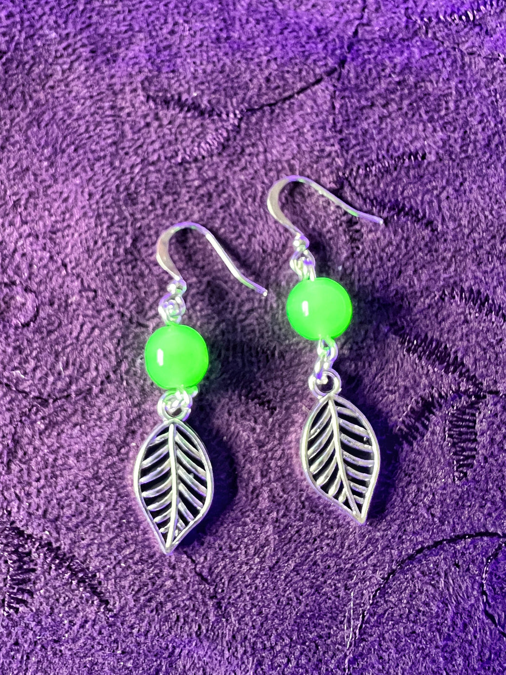 Boucles d'oreilles en verre d'uranium vert et feuilles – Éclat inspiré de la nature 