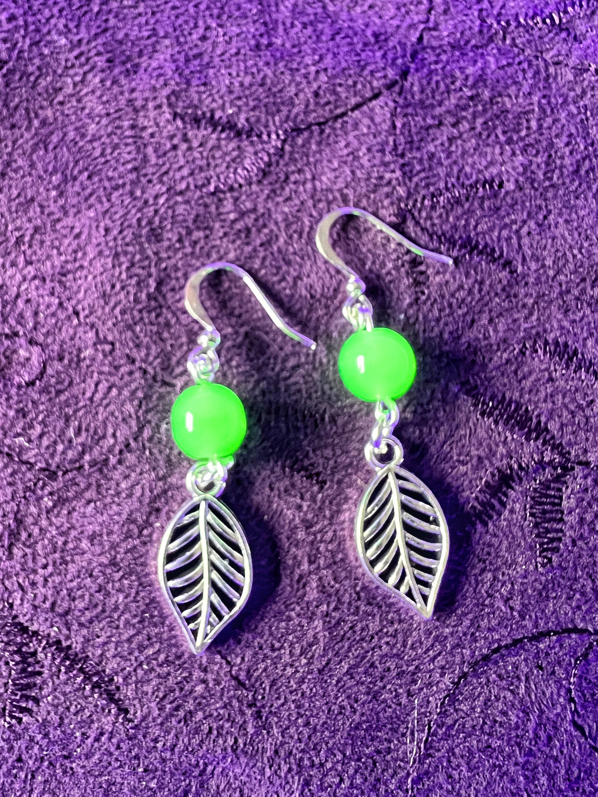 Boucles d'oreilles en verre d'uranium vert et feuilles – Éclat inspiré de la nature 