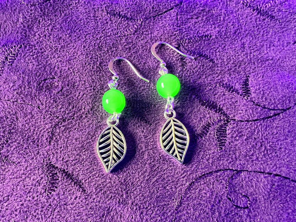 Boucles d'oreilles en verre d'uranium vert et feuilles – Éclat inspiré de la nature 