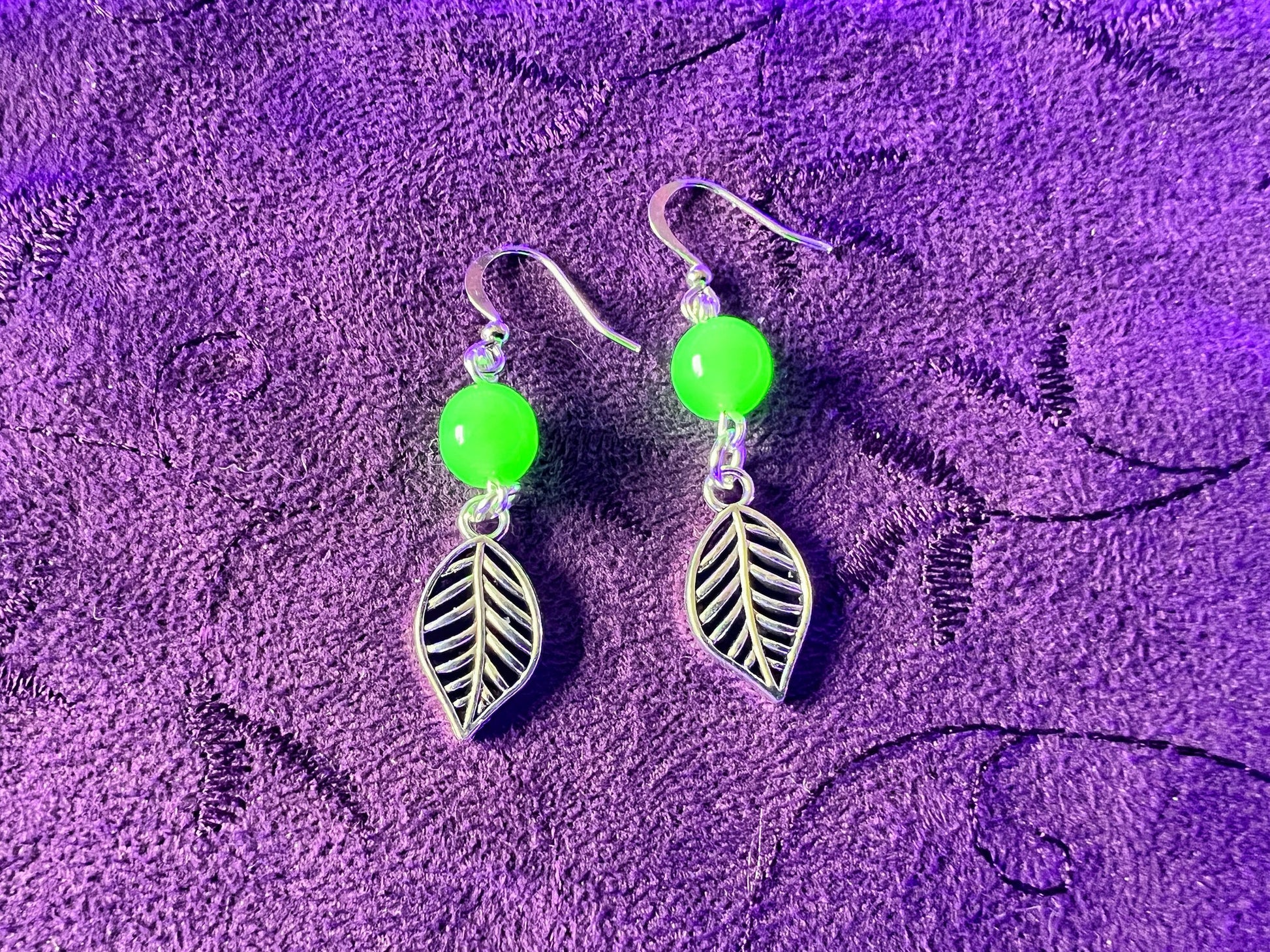 Boucles d'oreilles en verre d'uranium vert et feuilles – Éclat inspiré de la nature 