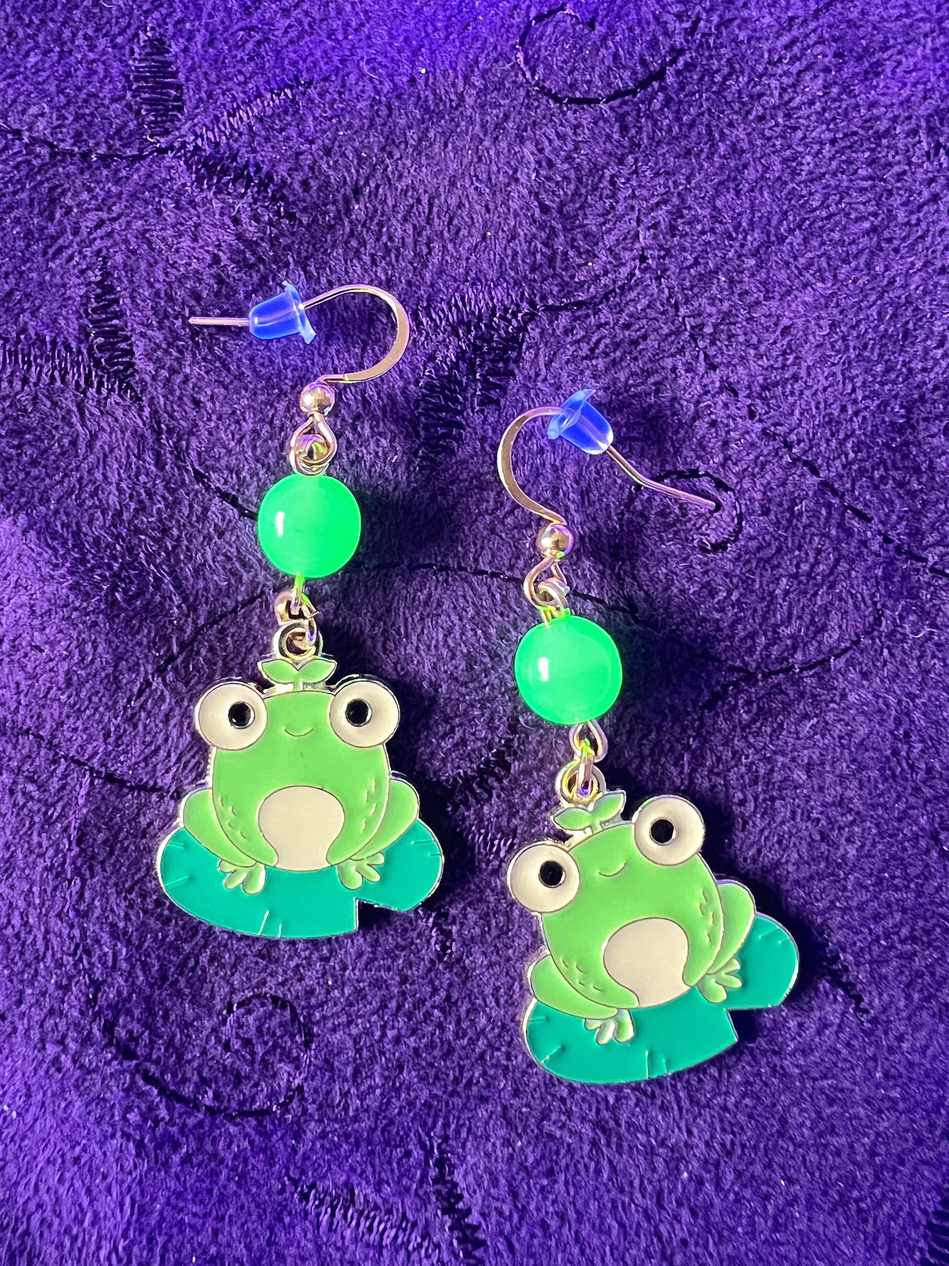 Boucles d'oreilles grenouille en verre d'uranium – Un charme amphibien et une fantaisie lumineuse 