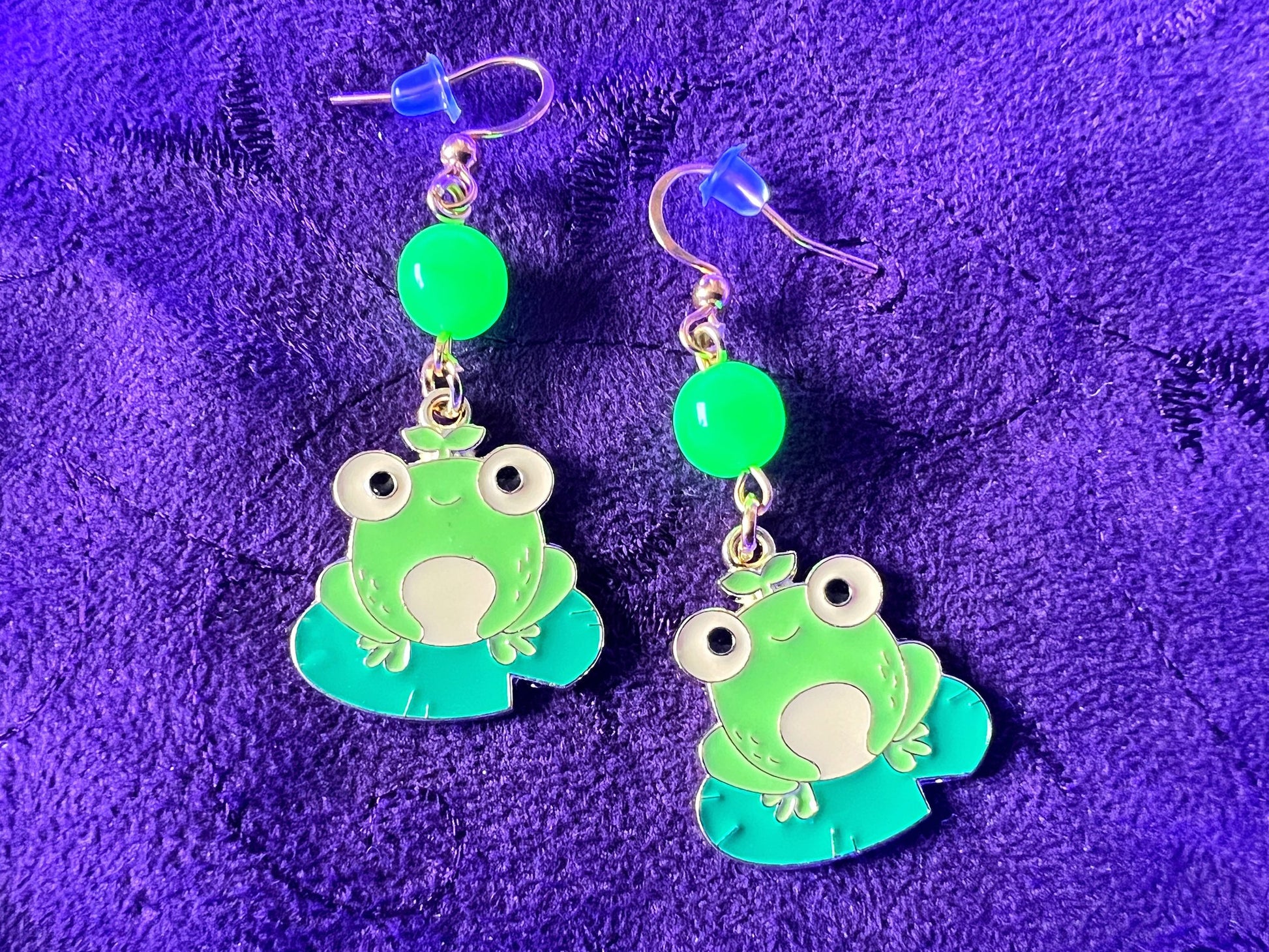 Boucles d'oreilles grenouille en verre d'uranium – Un charme amphibien et une fantaisie lumineuse 