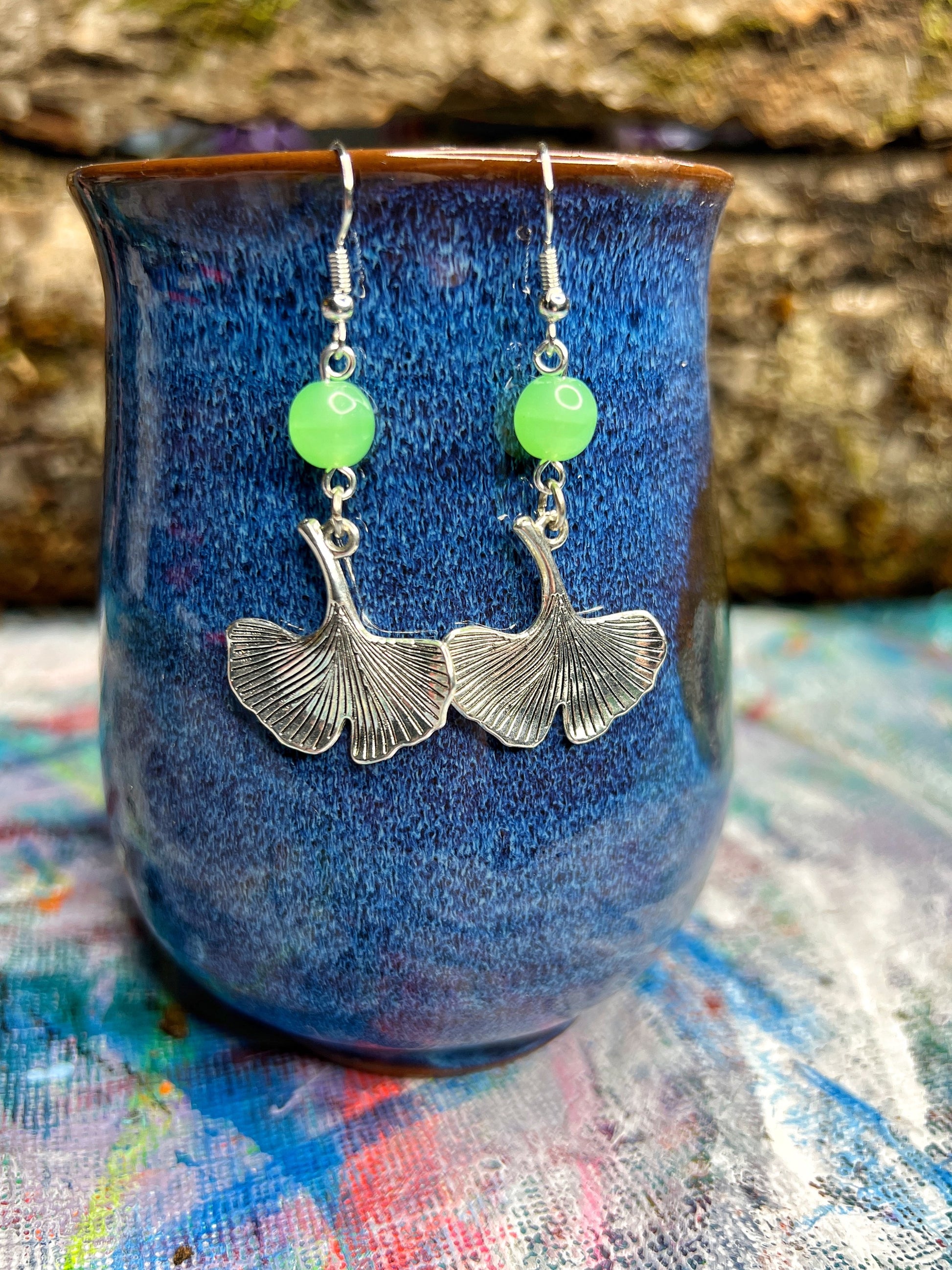 Boucles d'oreilles en verre uranium Ginkgo – Élégance éclatante avec une touche botanique