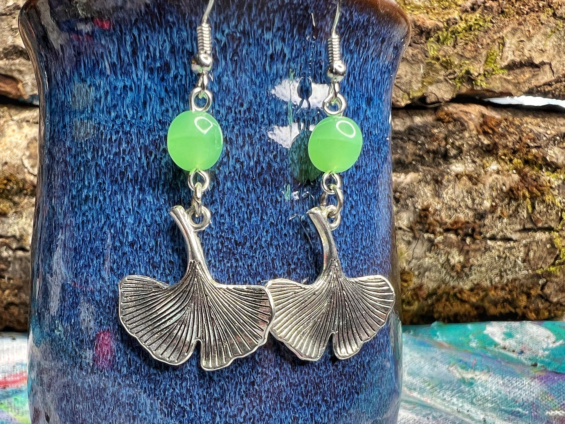 Boucles d'oreilles en verre uranium Ginkgo – Élégance éclatante avec une touche botanique