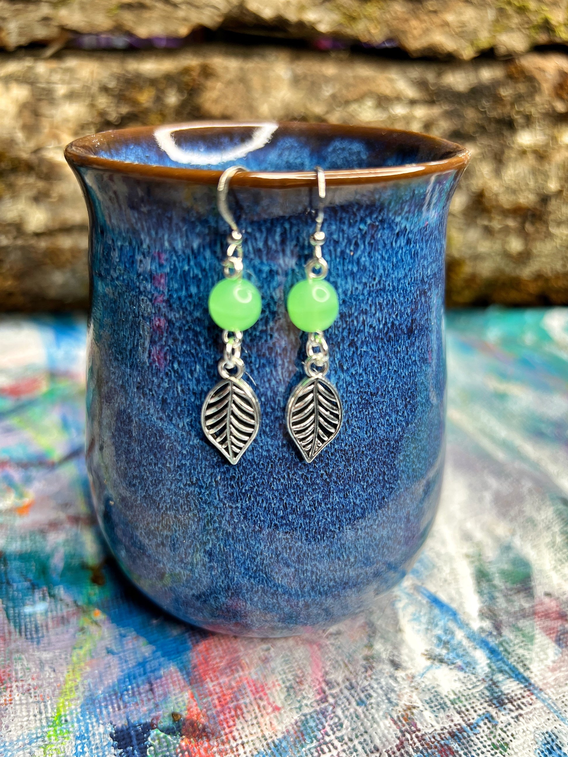 Boucles d'oreilles en verre d'uranium vert et feuilles – Éclat inspiré de la nature 
