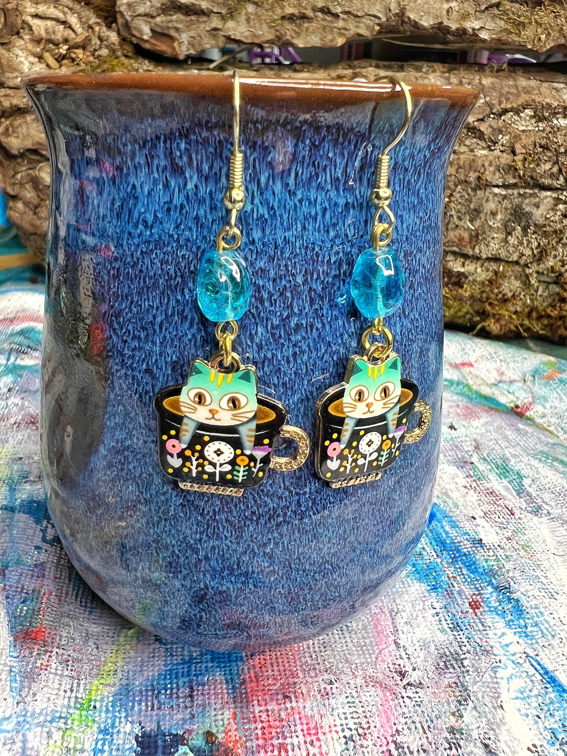 Boucles d'oreilles en verre d'uranium Teacup Kitten – Une douceur douillette avec une touche lumineuse 