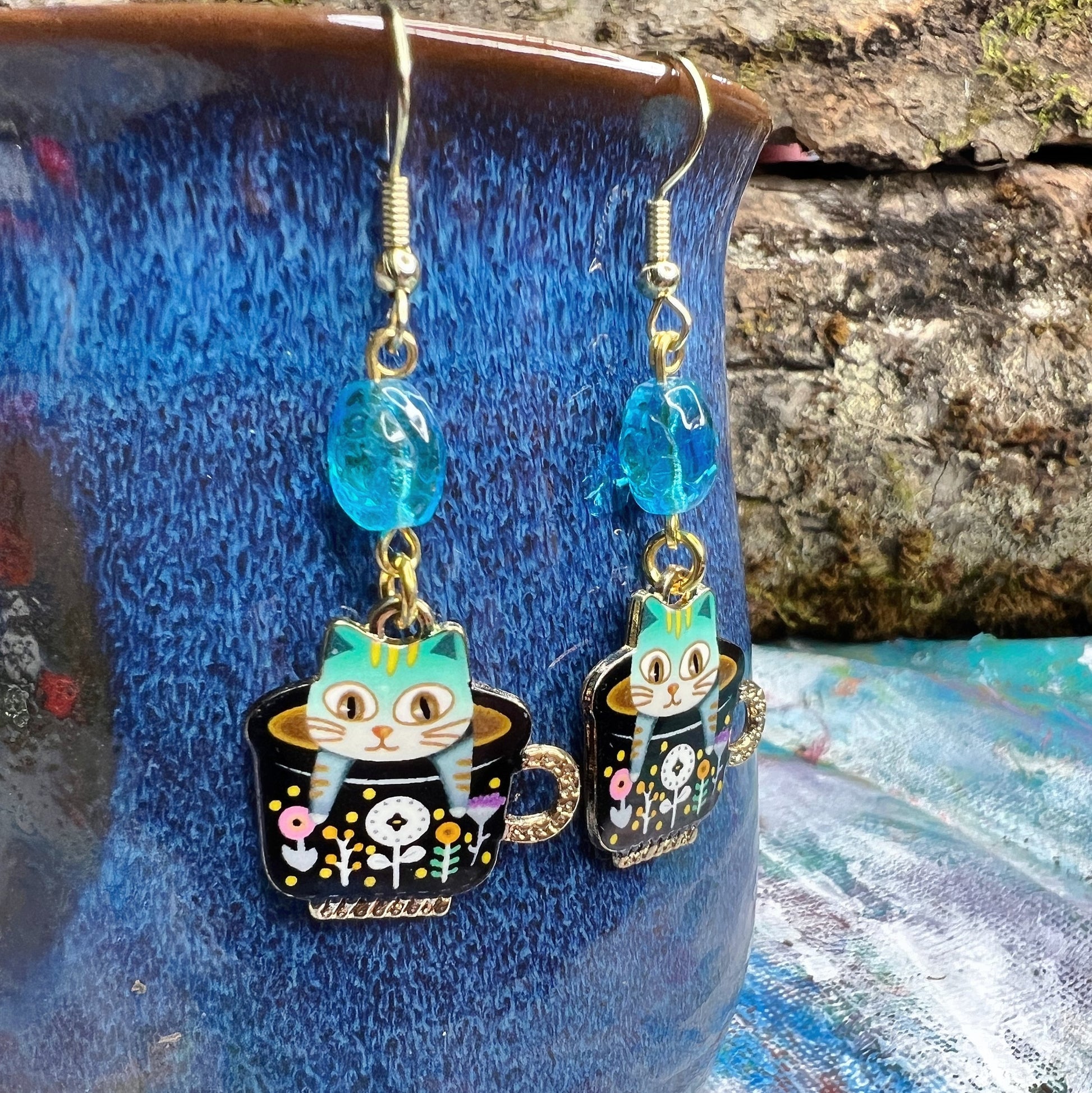Boucles d'oreilles en verre d'uranium Teacup Kitten – Une douceur douillette avec une touche lumineuse 